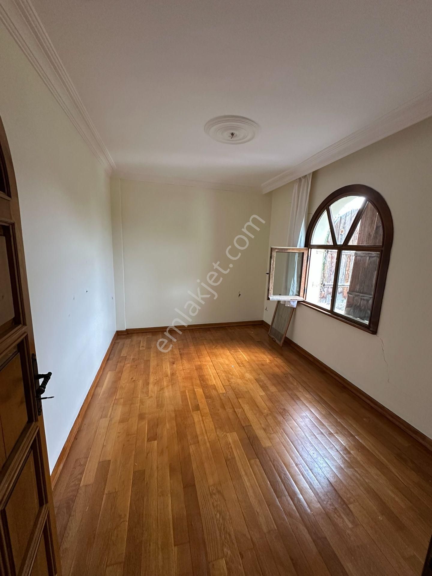 Geniş Arsa Üzerinde Şehir Manzaralı Özel Yapım Tarihi Villa... - Görsel 24