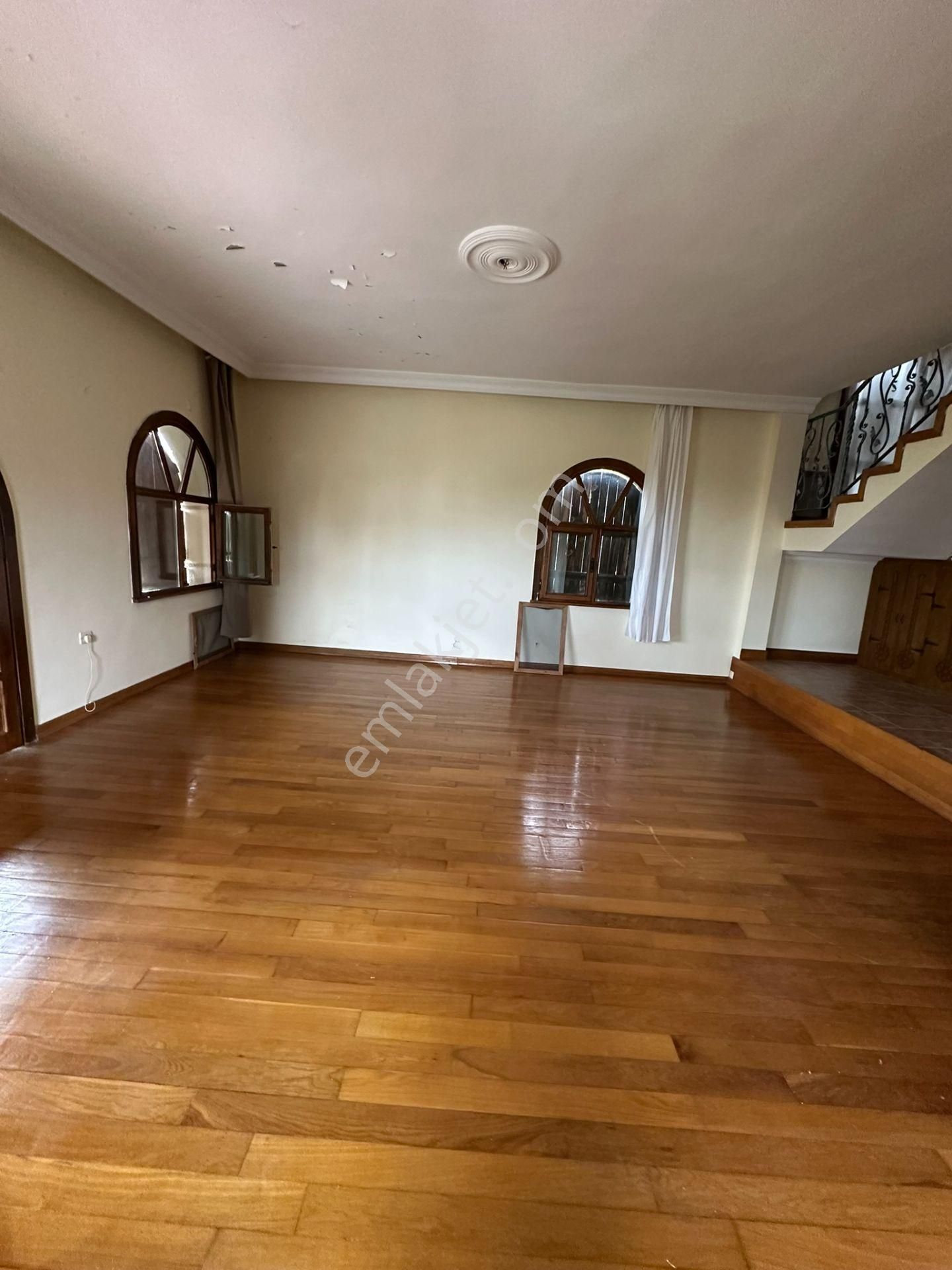 Geniş Arsa Üzerinde Şehir Manzaralı Özel Yapım Tarihi Villa... - Görsel 16
