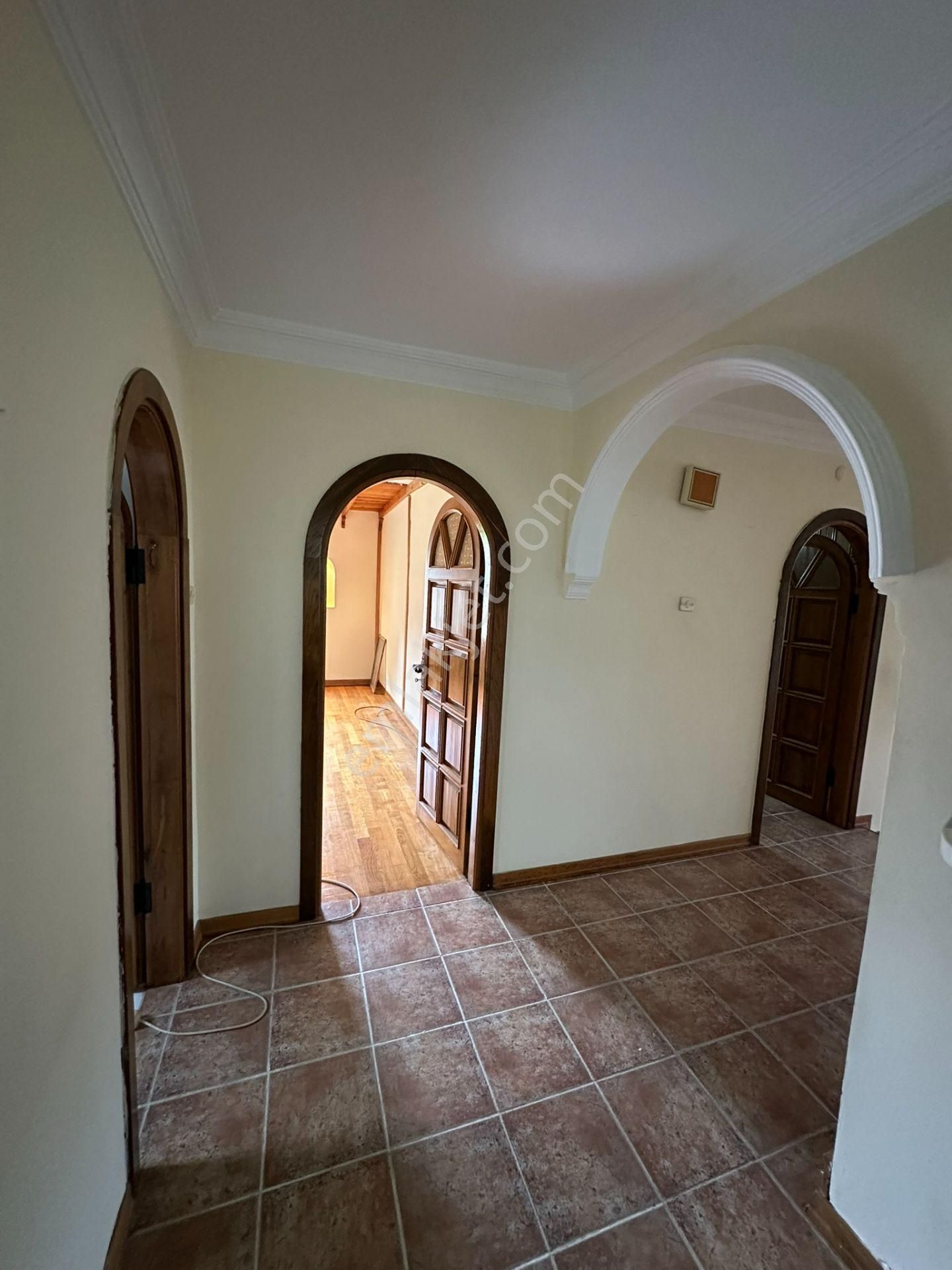 Geniş Arsa Üzerinde Şehir Manzaralı Özel Yapım Tarihi Villa... - Görsel 5
