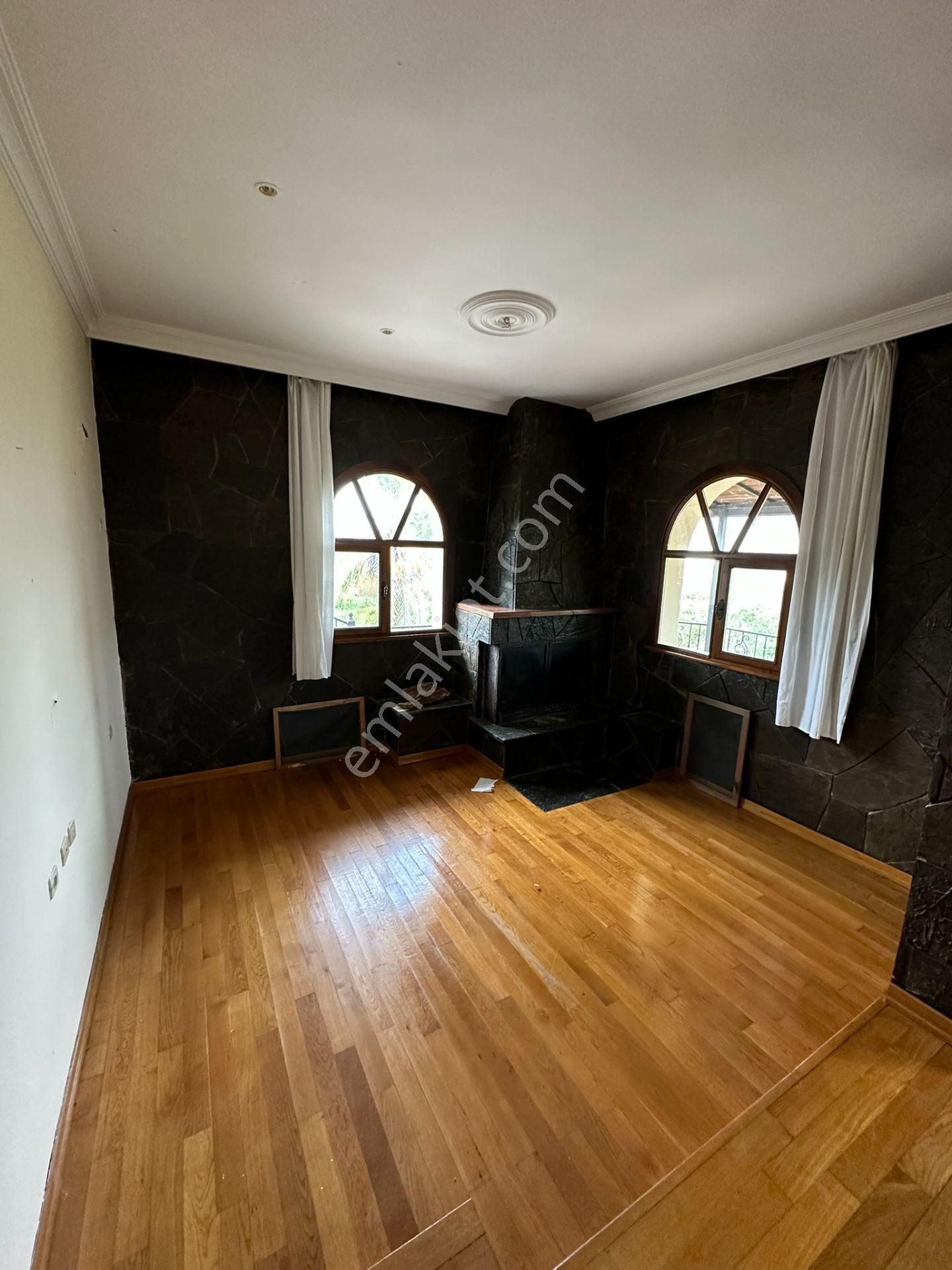 Geniş Arsa Üzerinde Şehir Manzaralı Özel Yapım Tarihi Villa... - Görsel 14
