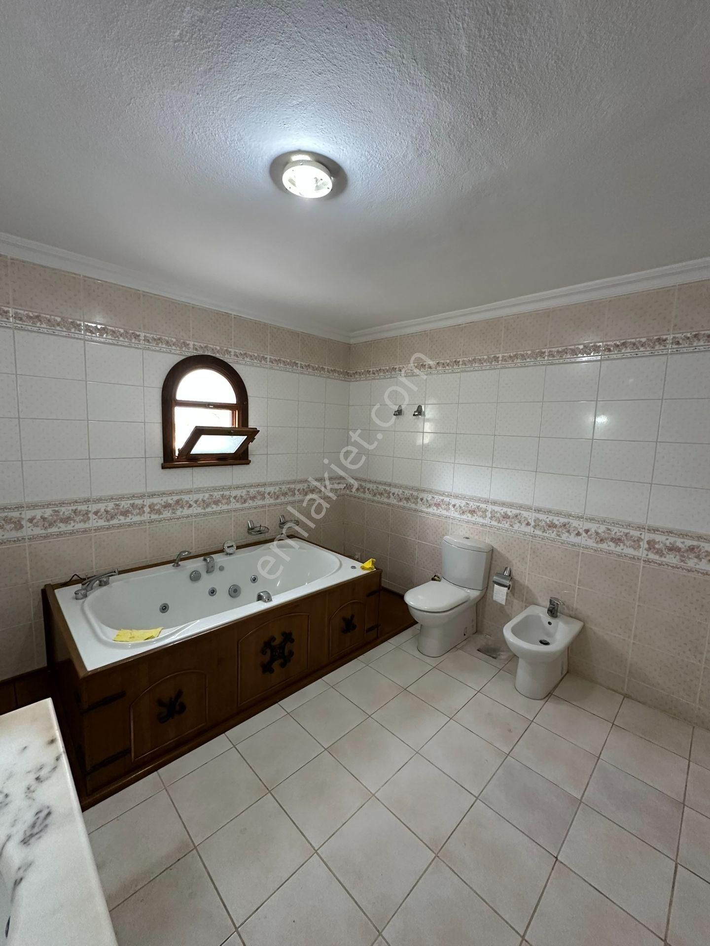 Geniş Arsa Üzerinde Şehir Manzaralı Özel Yapım Tarihi Villa... - Görsel 27
