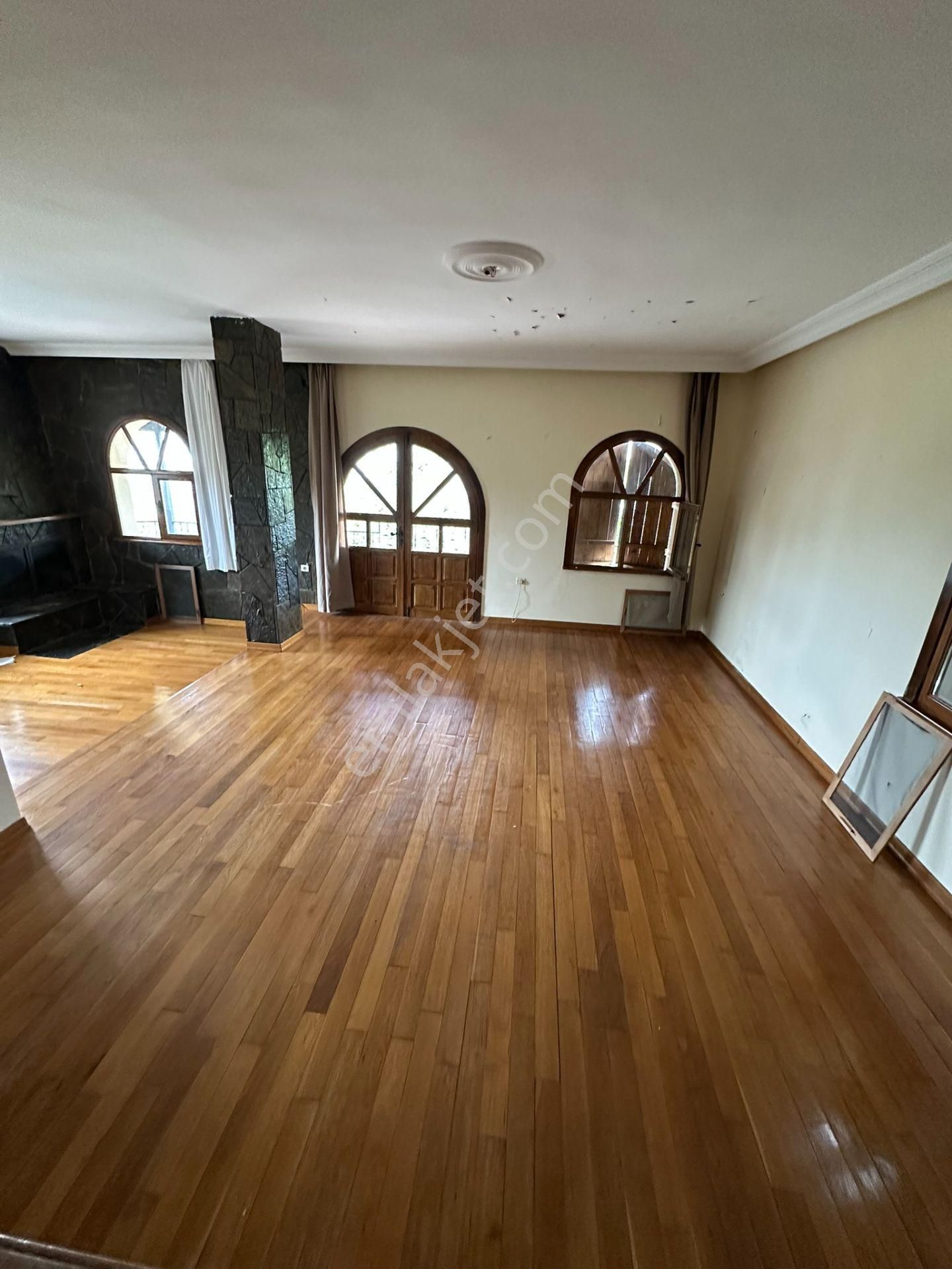 Geniş Arsa Üzerinde Şehir Manzaralı Özel Yapım Tarihi Villa... - Görsel 12