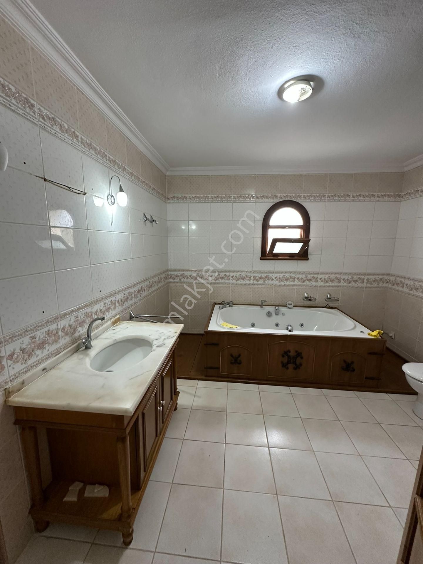Geniş Arsa Üzerinde Şehir Manzaralı Özel Yapım Tarihi Villa... - Görsel 26