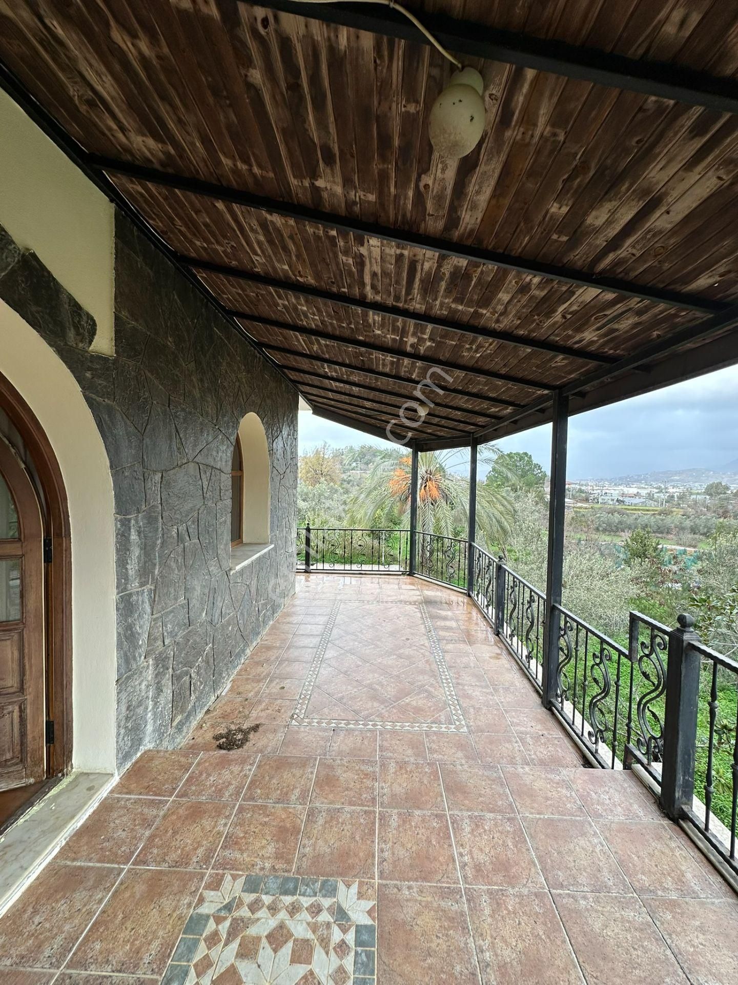 Geniş Arsa Üzerinde Şehir Manzaralı Özel Yapım Tarihi Villa... - Görsel 17