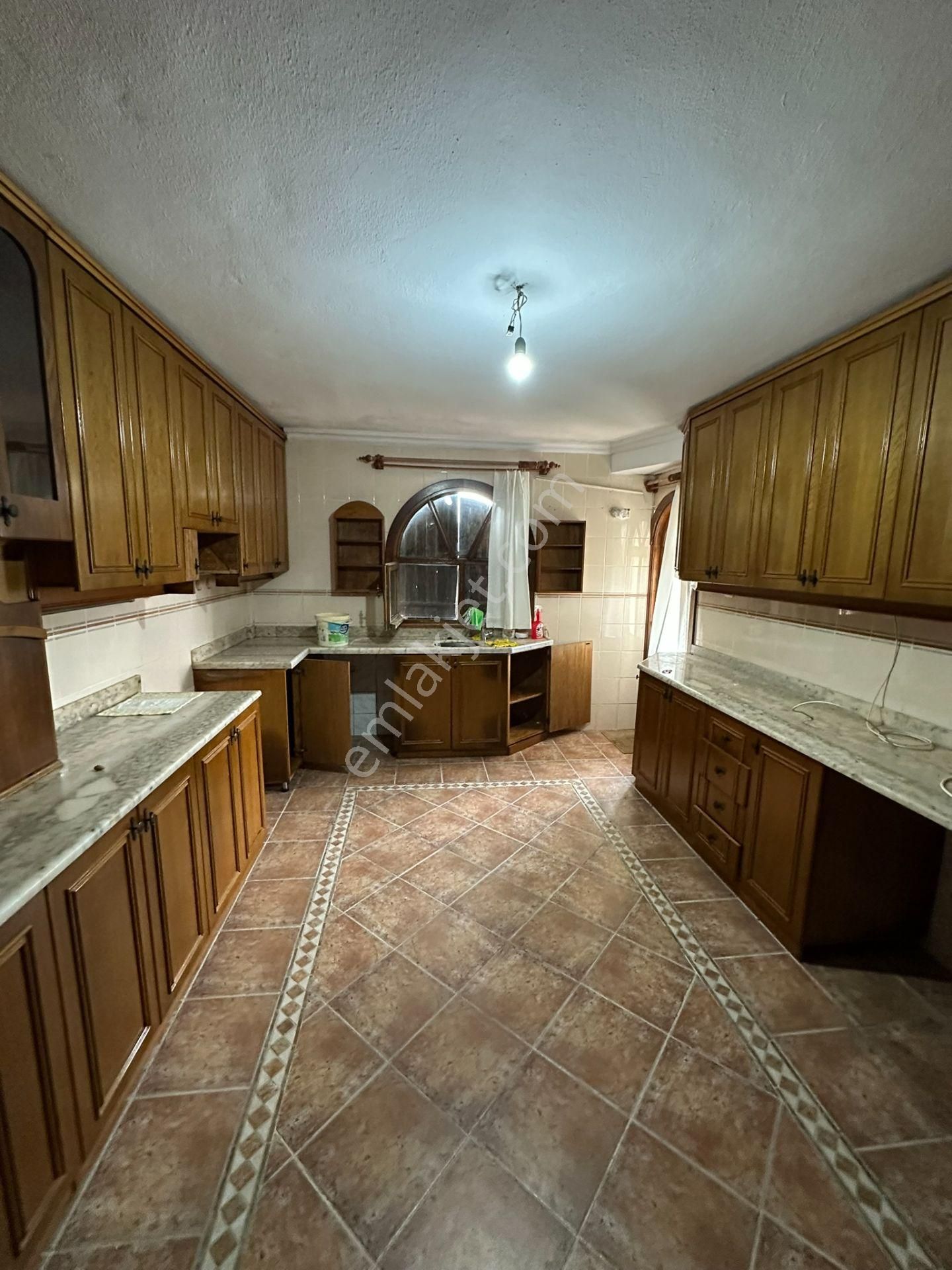 Geniş Arsa Üzerinde Şehir Manzaralı Özel Yapım Tarihi Villa... - Görsel 20