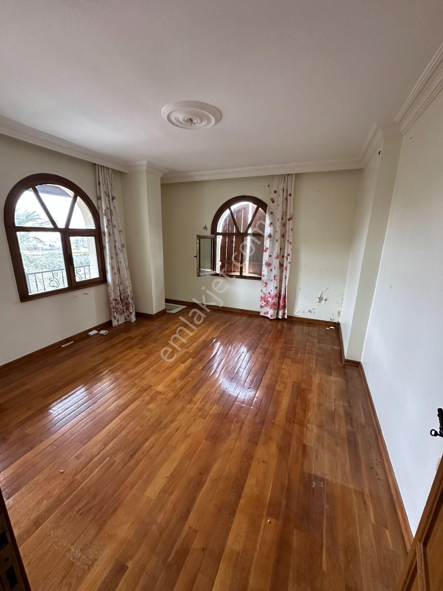 Geniş Arsa Üzerinde Şehir Manzaralı Özel Yapım Tarihi Villa... - Görsel 30