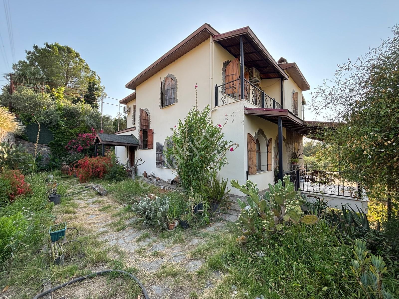 Geniş Arsa Üzerinde Şehir Manzaralı Özel Yapım Tarihi Villa... - Görsel 4