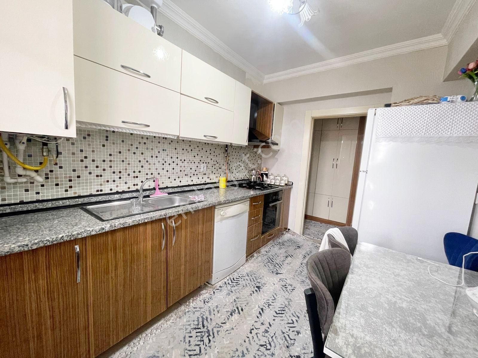 Selimiye'de Siteiçi Bakımlı Merkezi Konumda 2+1 Daire - Görsel 3