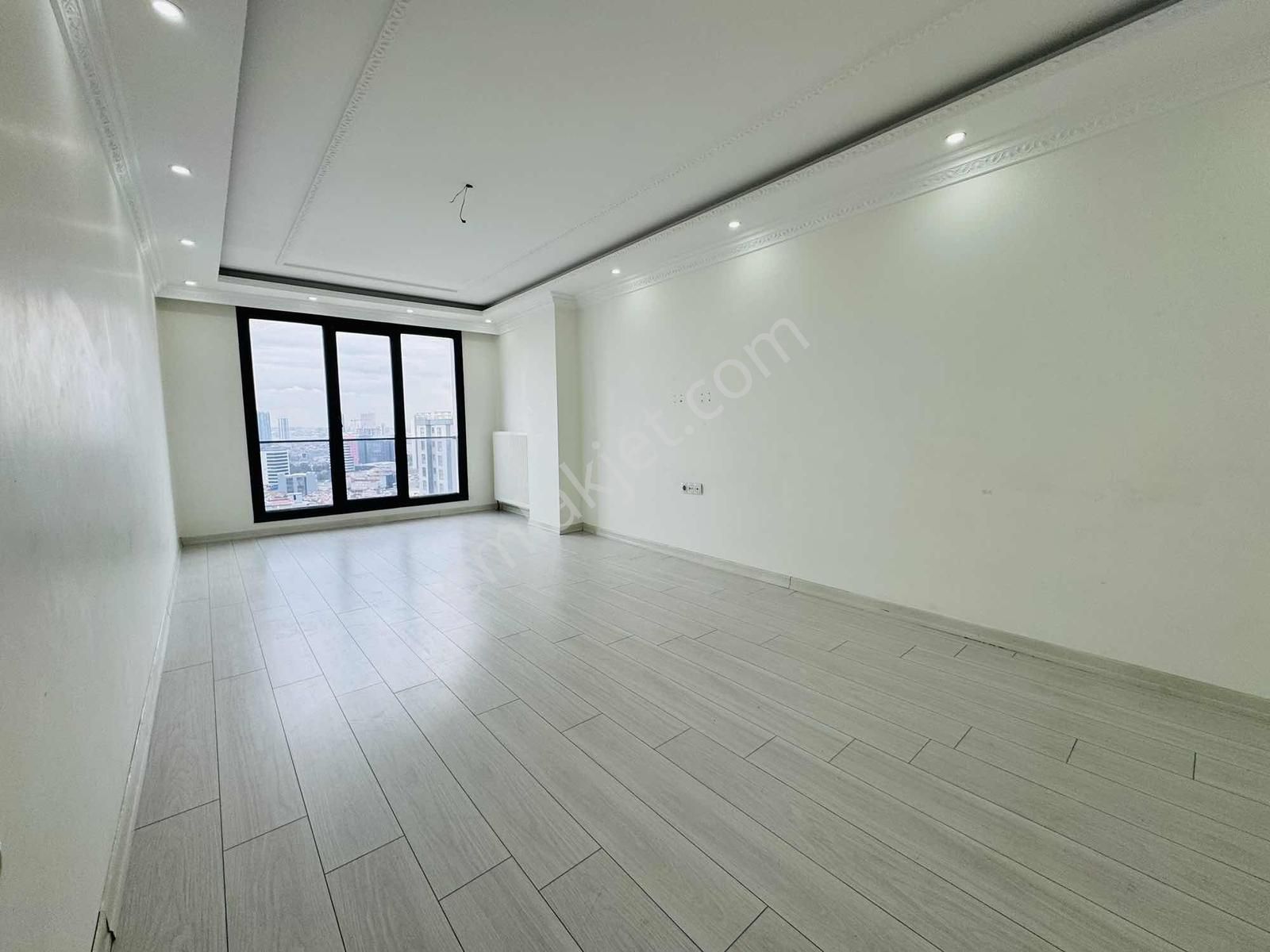 Mahmutbey'de Sitede Kiralık 2+1 85m2 Daire Metroya Yakın