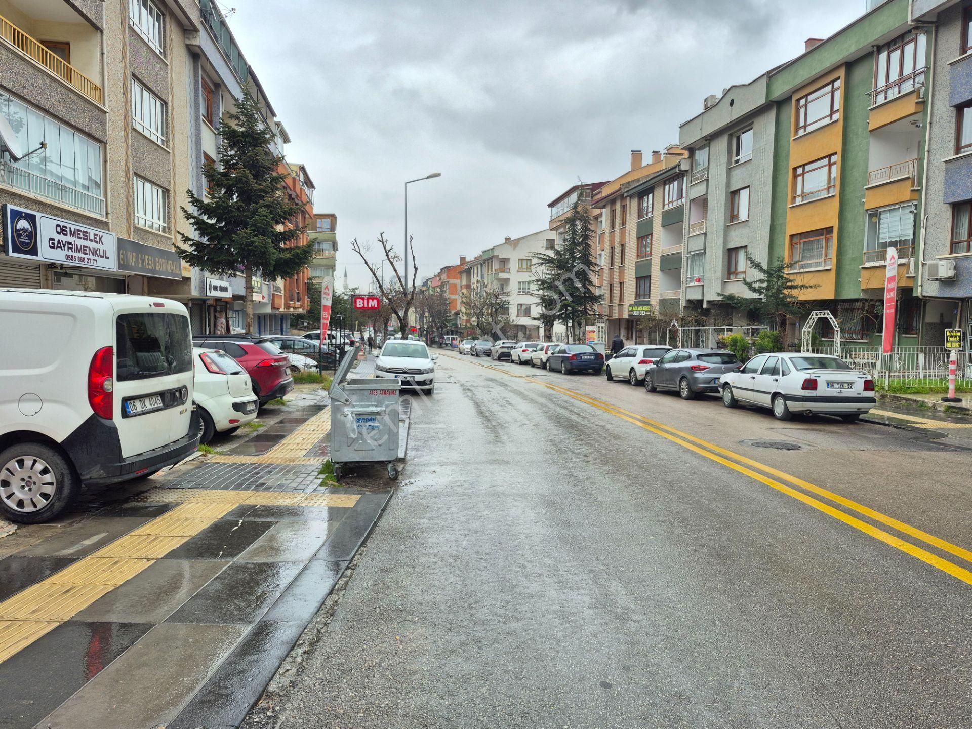 Yenimahalle'de 6+1, 250m² Çatı Dubleksi, Jakuzili, Teraslı