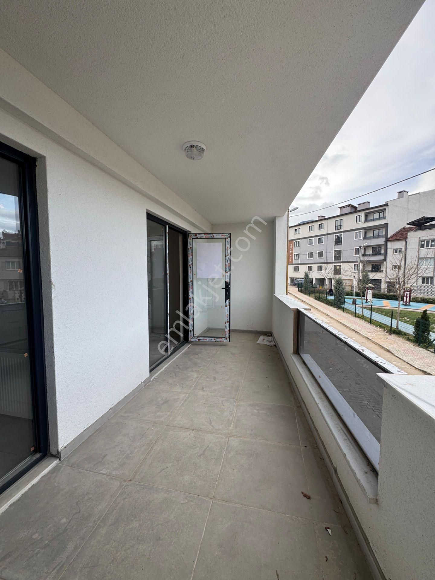 Aydınlık Emlak'tan İnegöl Yeniceköy'de Satılık 3+1 Ara Kat Daire