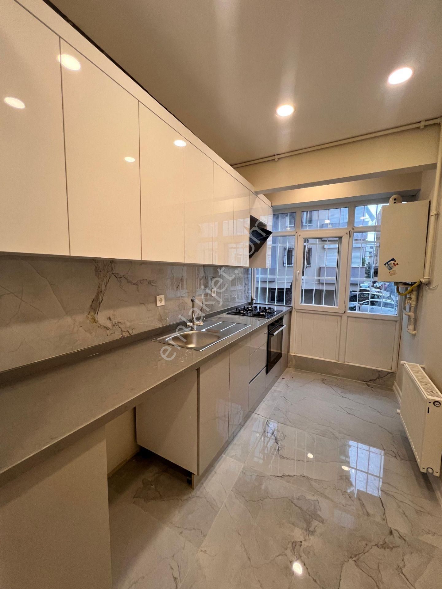 Kaçmaz'dan Sahilde Marmaya Yakın Cadde Üzeri Sokağa Ceğheli 3+1 - Görsel 2