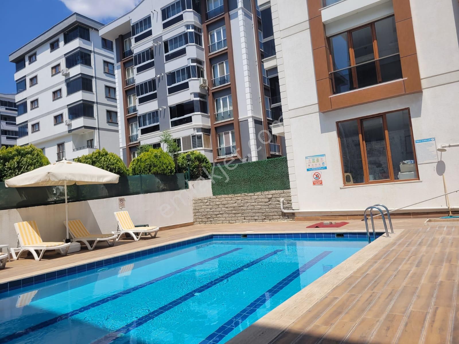 Delux'den Hürriyet Mah.'de Havuz Manzaralı Geniş Lux 2+1