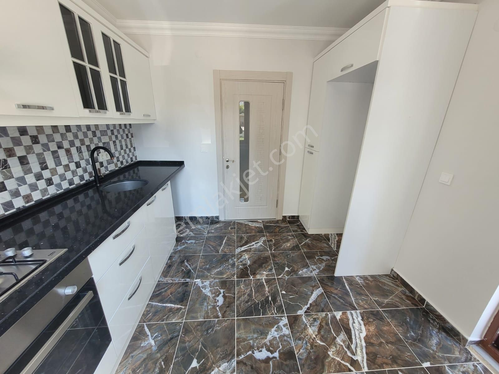 Delux'den Hürriyet Mah.'de Havuz Manzaralı Geniş Lux 2+1 - Görsel 9