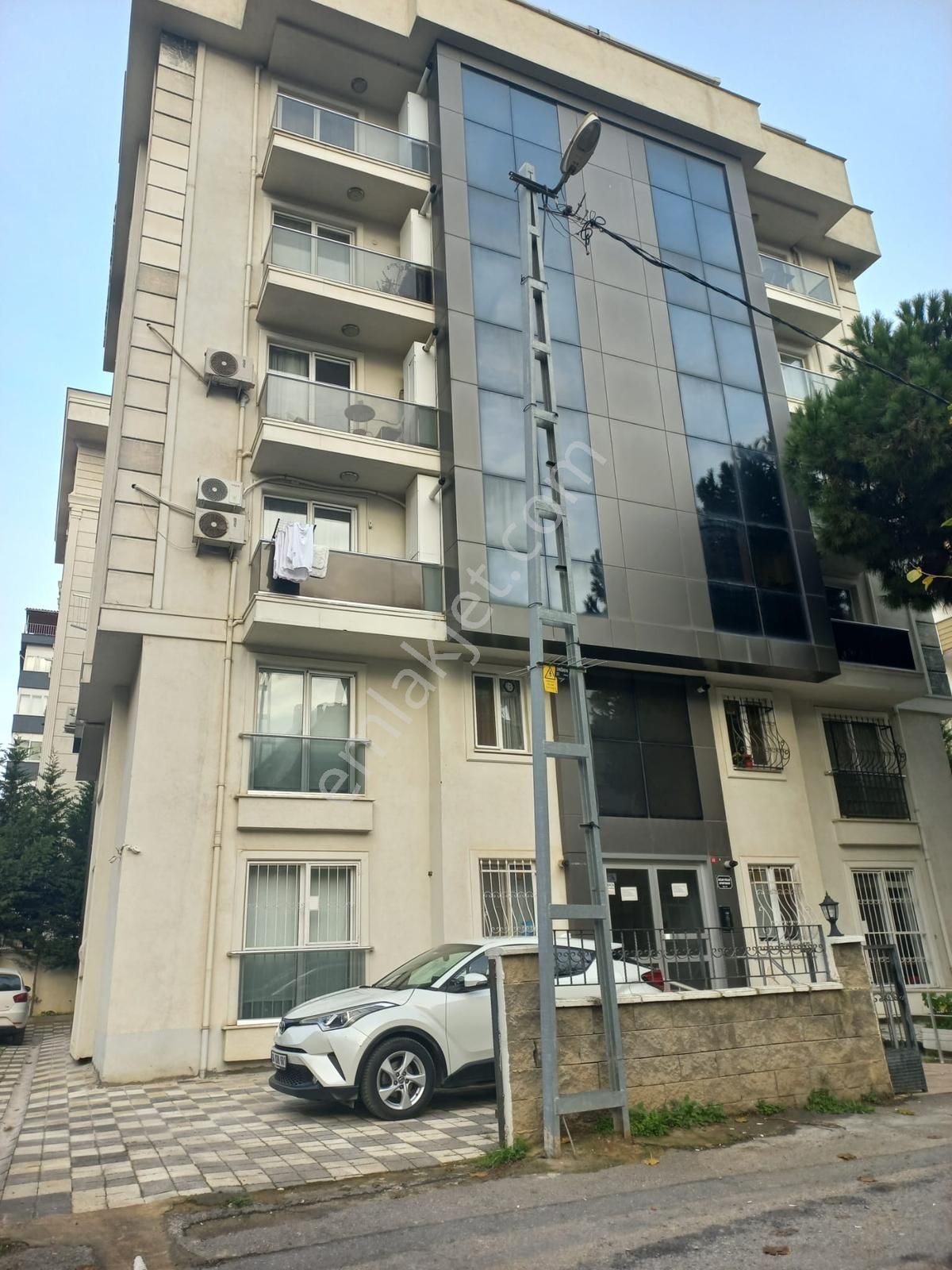 Cevizli Mh. Minibüse Yakın Ara Kat İskanlı 2+1 70 M2-boş Daire