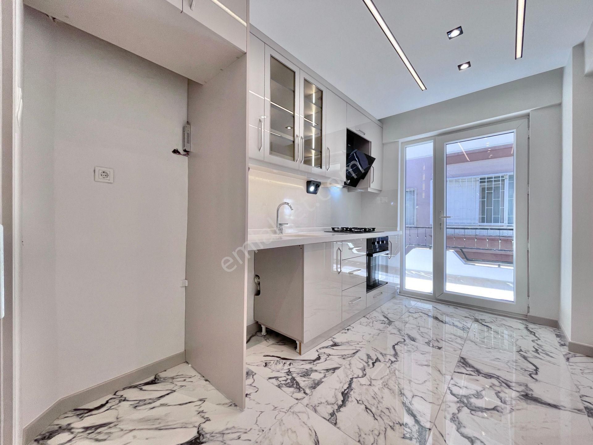Berkay Demirel'den İkizçayda Ön Cephe Ayrı Mutfak Çift Balkon 3+1 Daire