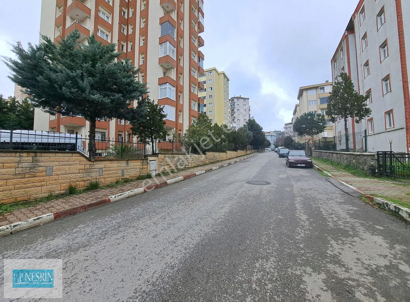 Nesrin Emlak'tan Merkezi Konumda Deniz Orman Manzaralı Bakımlı