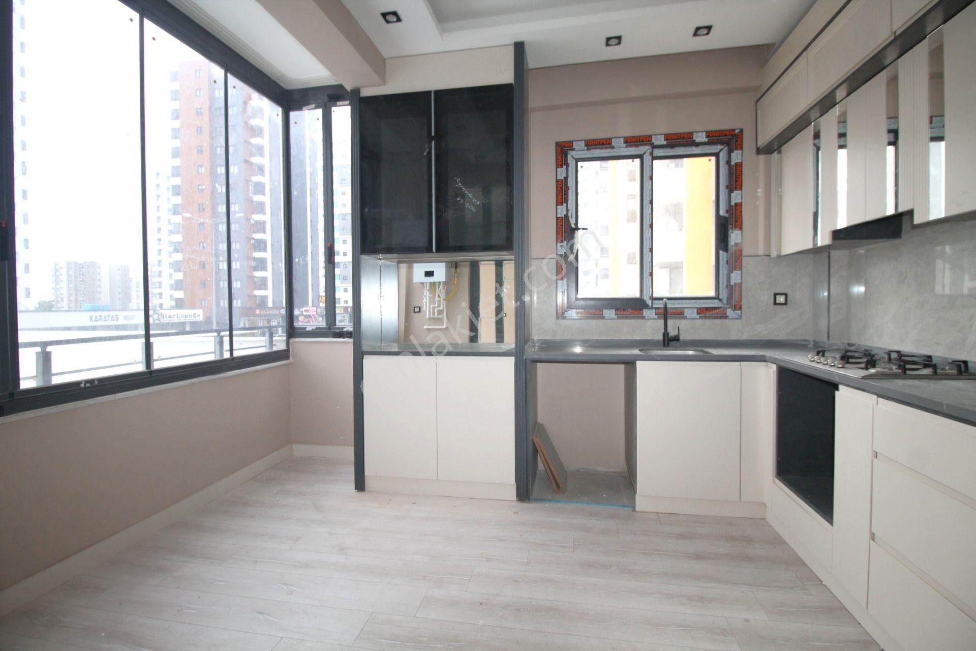 Retro’dan Yaşar Doğu Caddesi Üzrinde Teraslı Site İçi Lüks 2+1