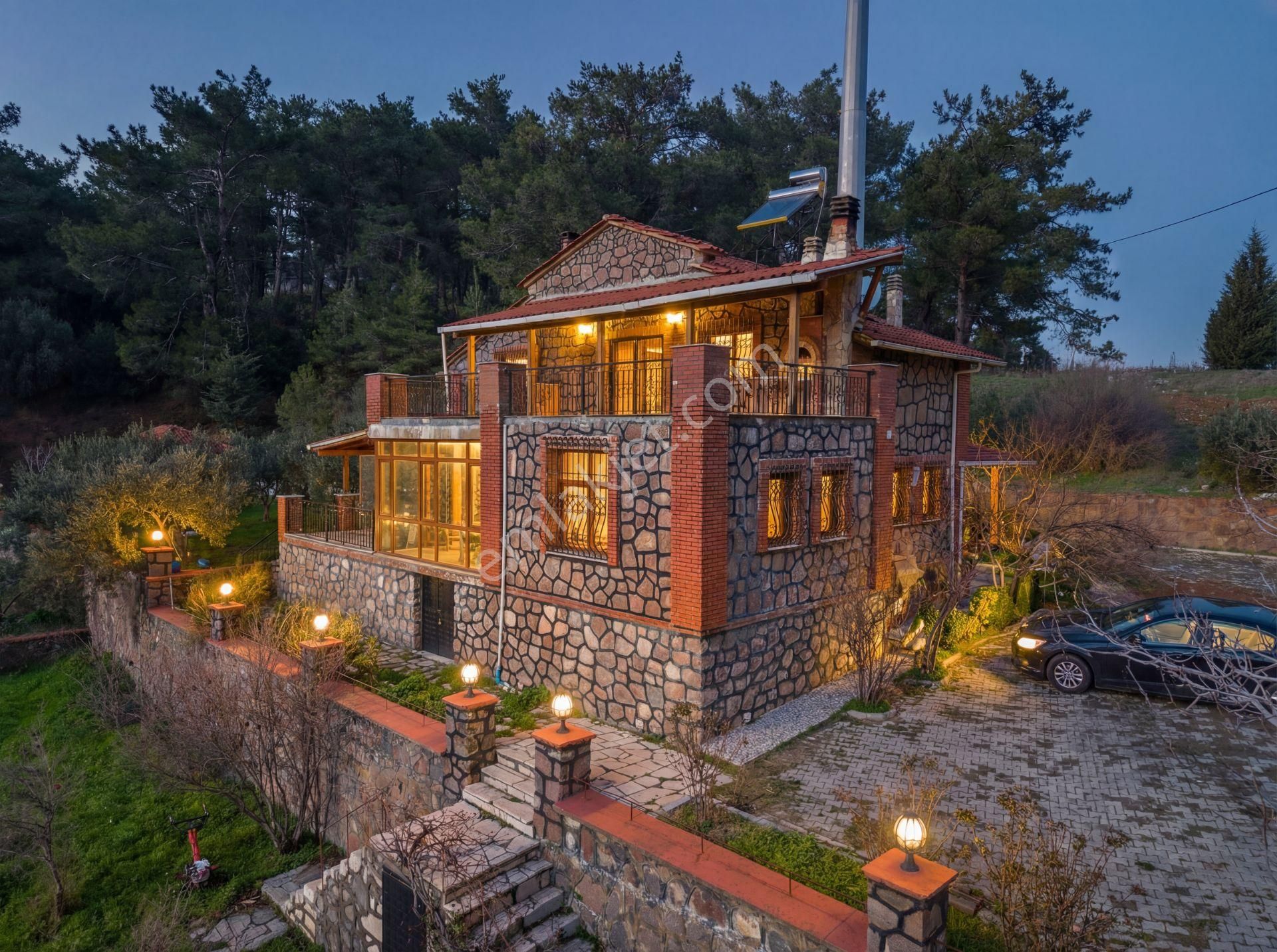 İzmir Kemalpaşa'da 6 Dönüm Arazi İçinde 5+1 Dubleks Taş Ev