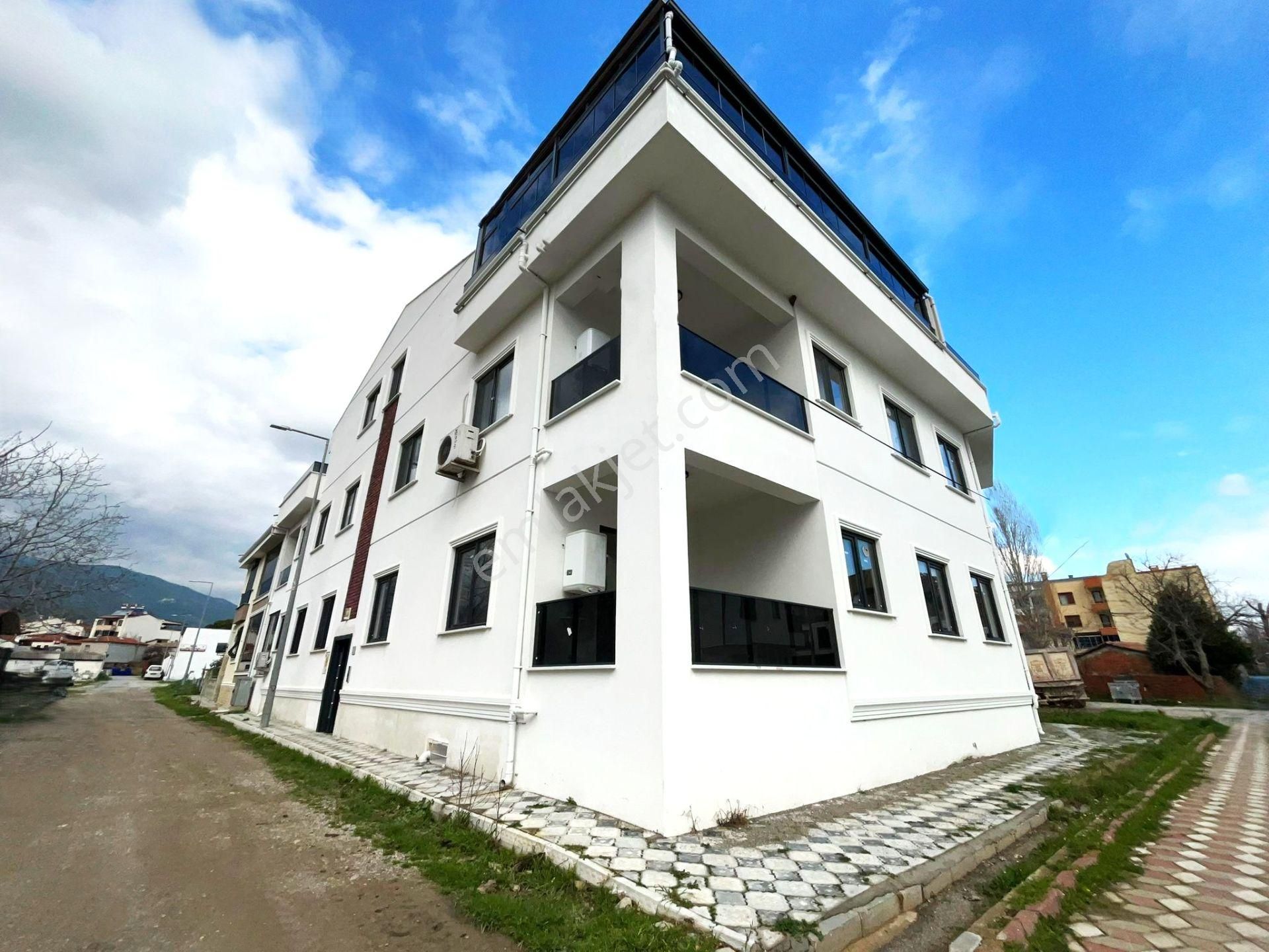 Edremit Zeytinli'de Aygül'den Sıfır Müstakil Tadında Açık Mutfaklı Geniş Balkonlu 2+1 Satılık Daire