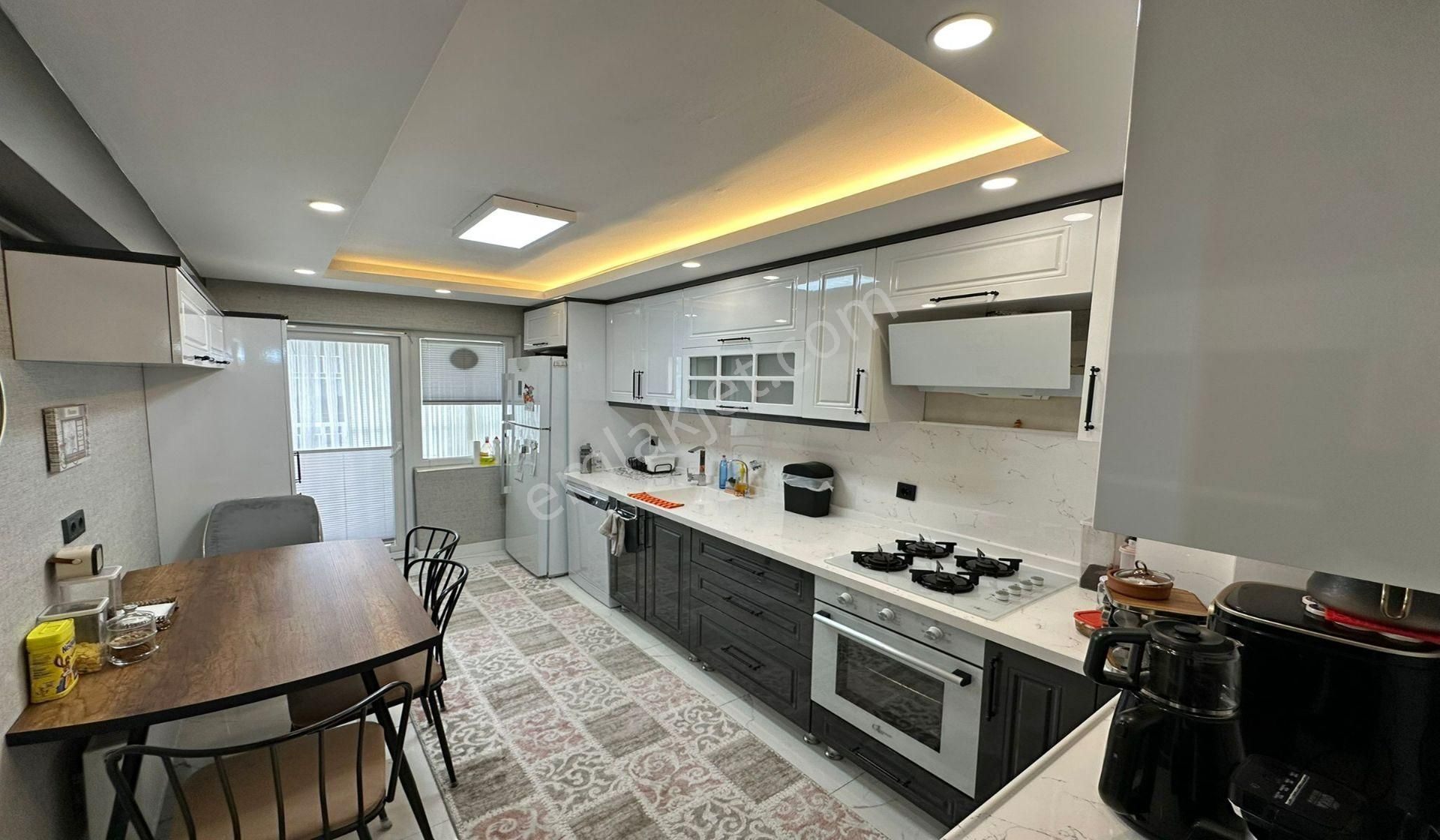 Ufuktepe Cadde Yakını Katta 3+1 3 Balkonlu Asansörlü