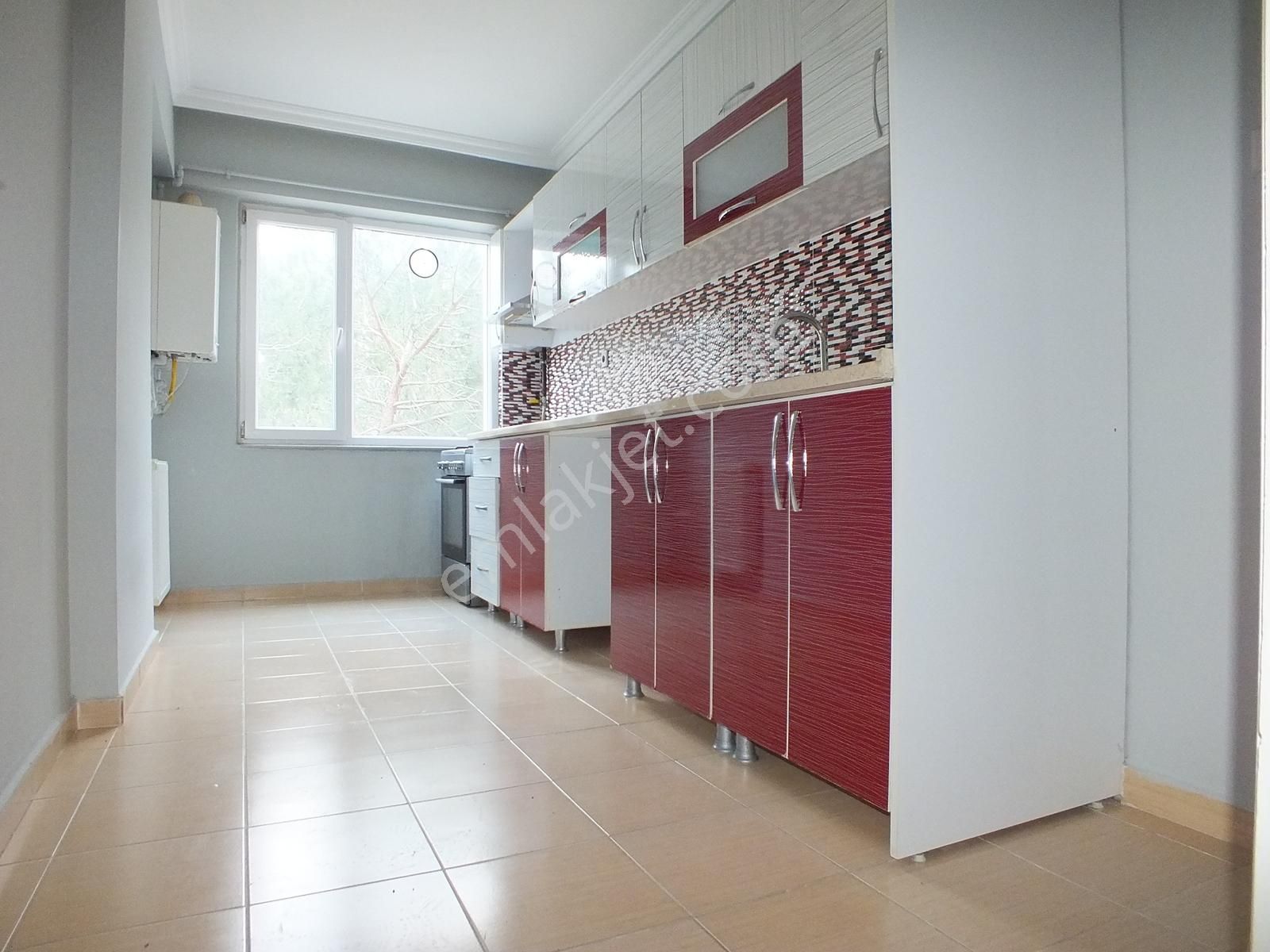 Ankara Caddesi Ebeveyn Banyolu 3+1 Kiralık 130 M2 Kiralık Daire