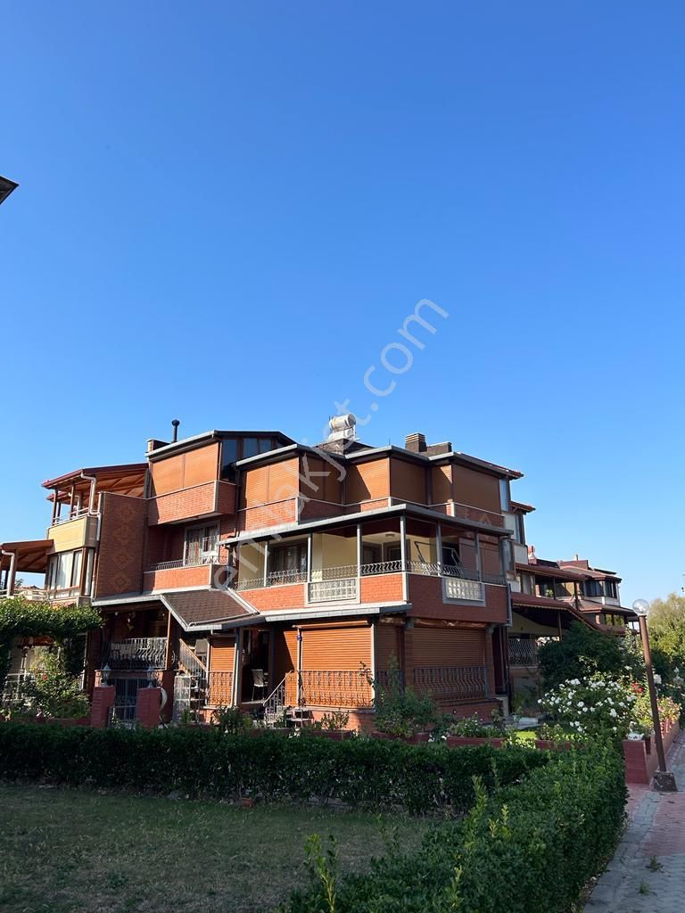 Kuşadası Davutlar Da Denize Yakın 5+1 Satılık Villa