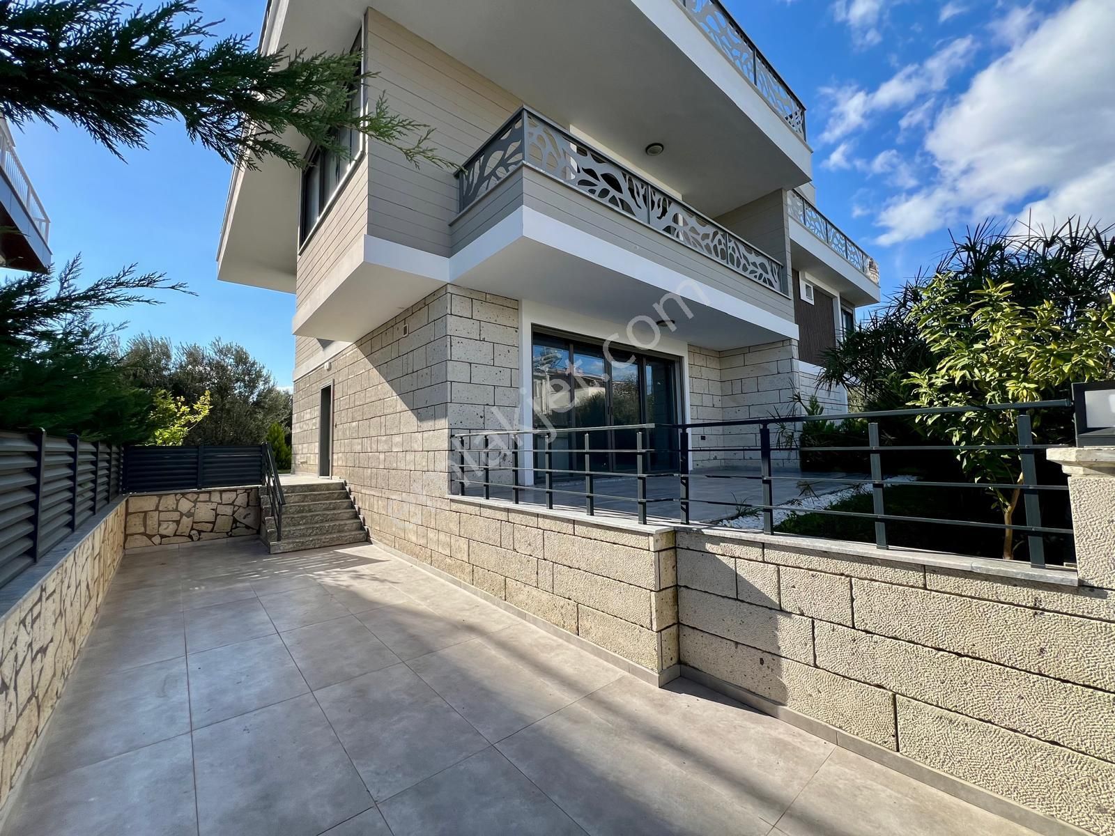 Akçay Aras Emlaktan Narlıda Denize 150 Metre 5+1 Villa - Görsel 5