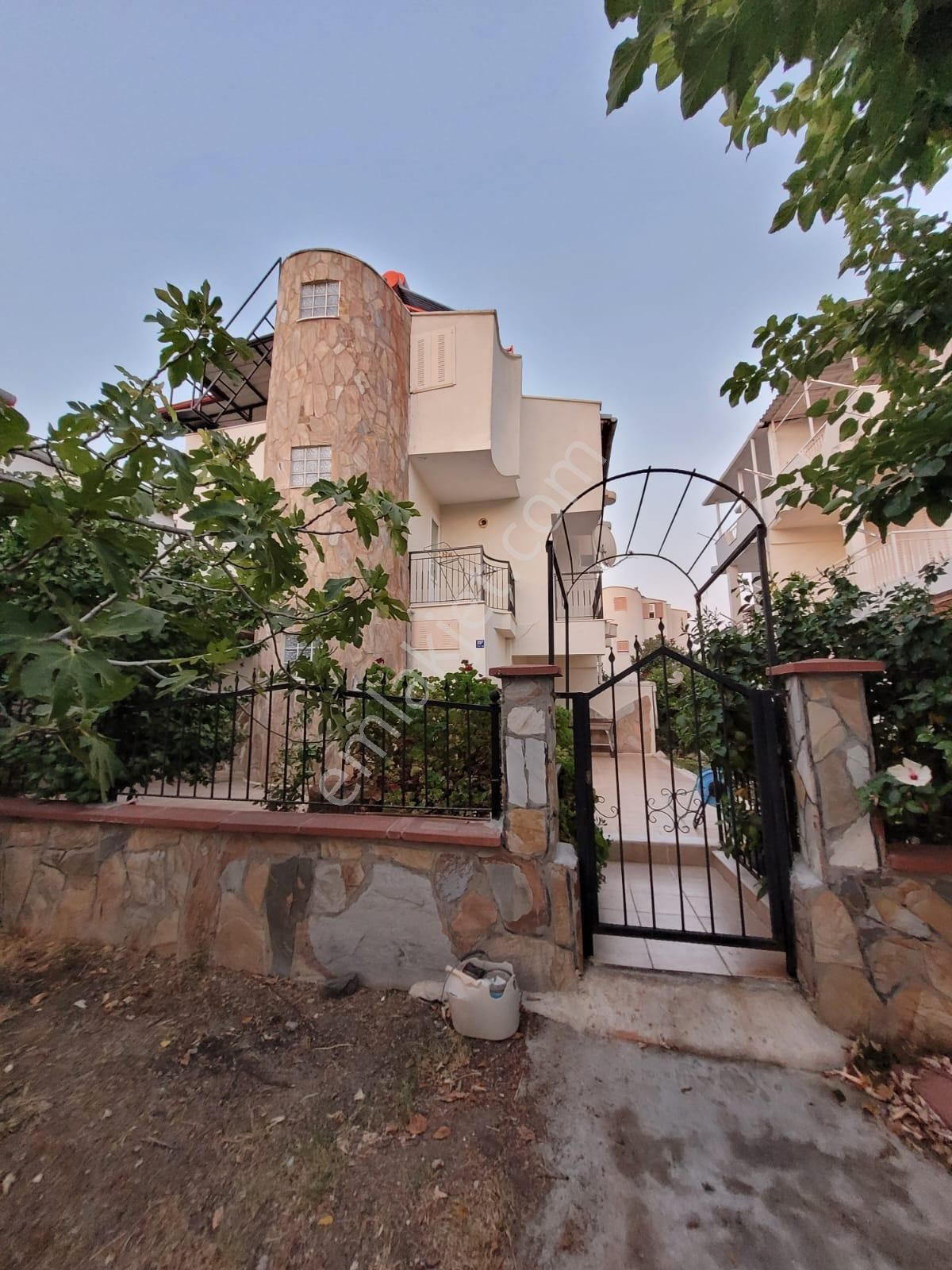 Kuşadası Güzelçamlı'da Denize Yürüme Mesafesinde 3+1 Satılık Tripleks Villa