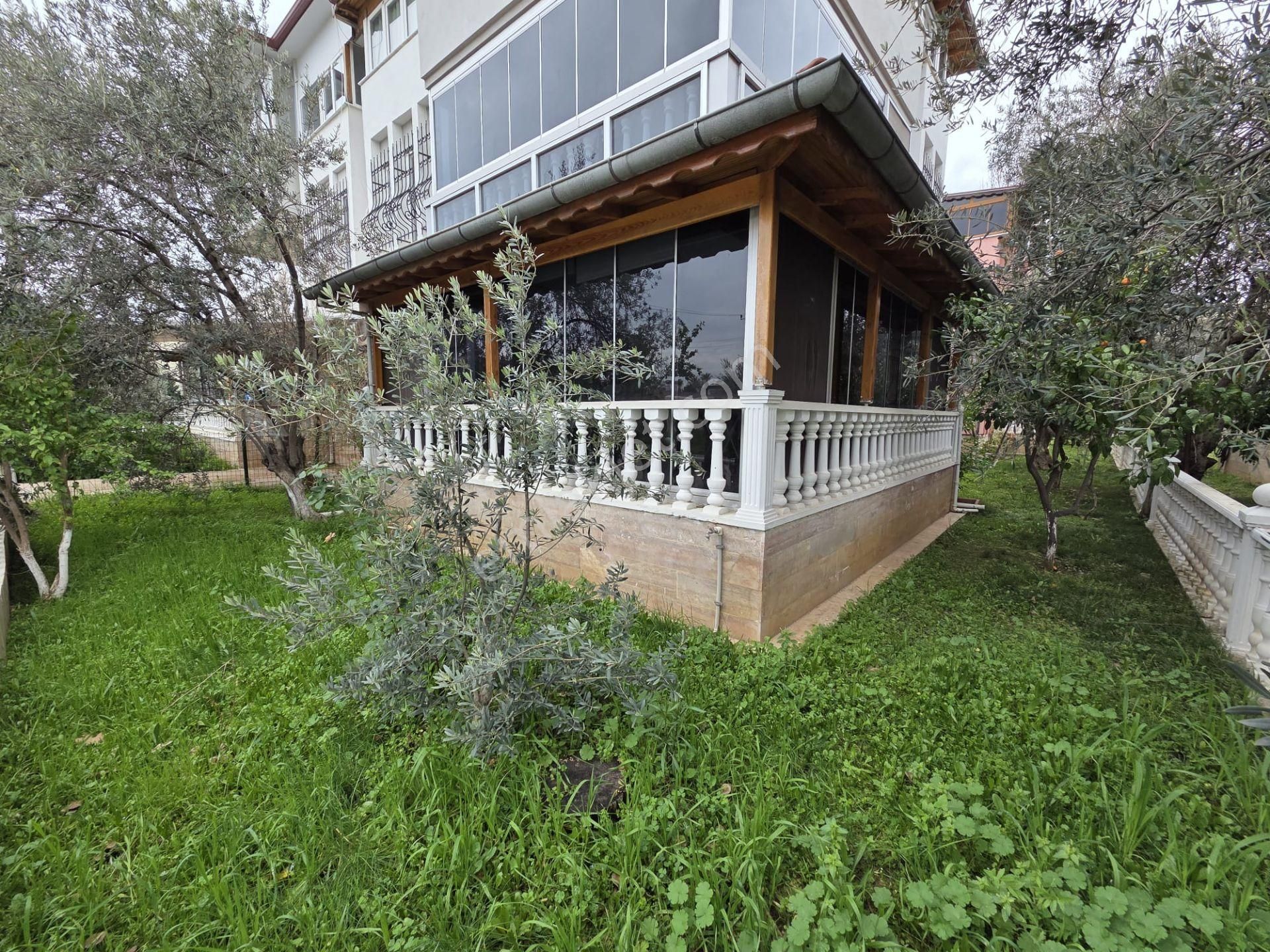 İlkbahar Dan Altınoluk Merkez De Denize Çok Yakın Teraslı Bahçeli Villa