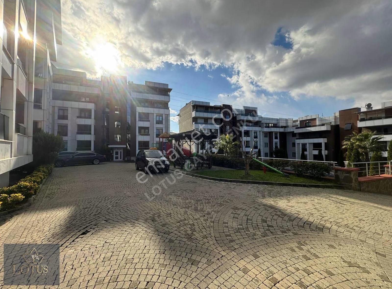 Bağçeşmede Arakat 3+1 165m2 Deniz Şehir Manzaralı Sitede Satılık