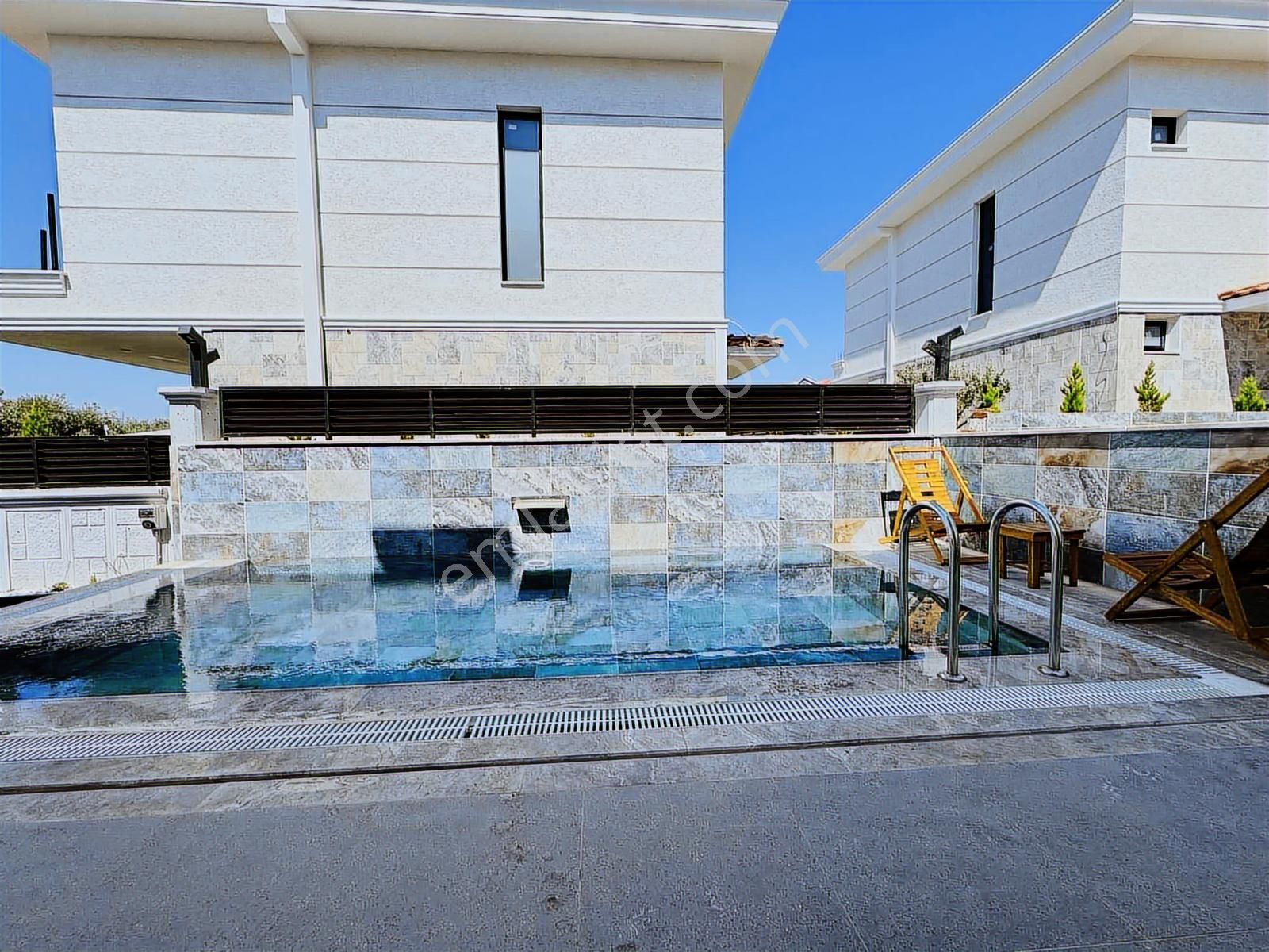 Kuşadası Davutlar'da Şömineli Müstakil Havuzlu 3+1 Sıfır Villa - Görsel 4