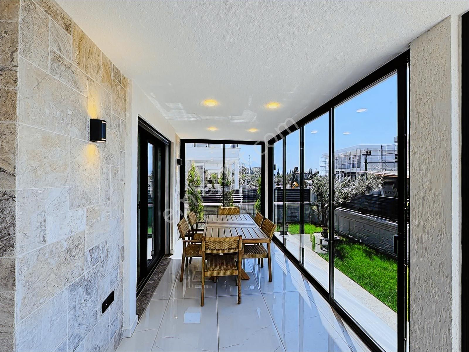 Kuşadası Davutlar'da Şömineli Müstakil Havuzlu 3+1 Sıfır Villa - Görsel 15