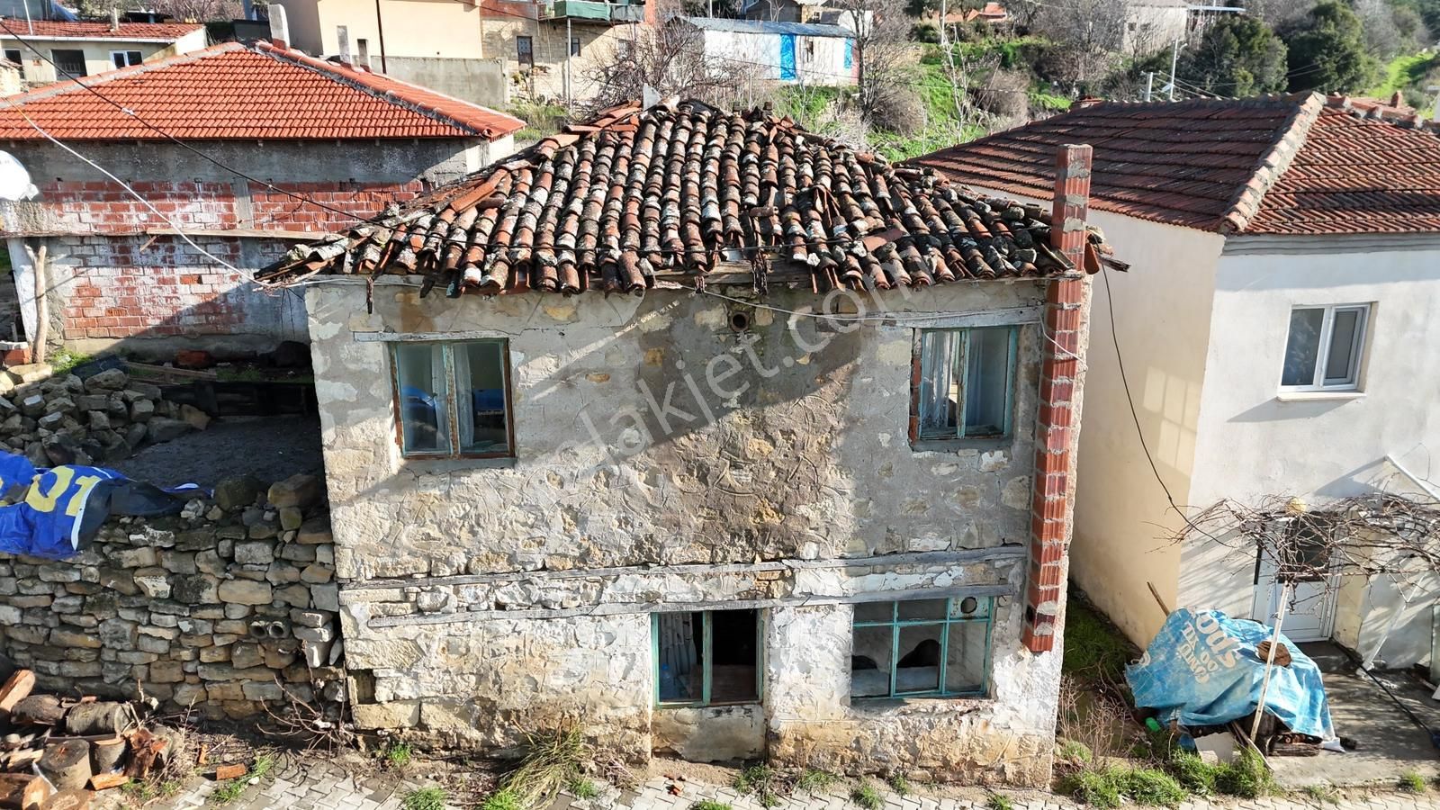 Lapseki Gökköy’de Müstakil İki Katlı Avlulu Kargir Ev