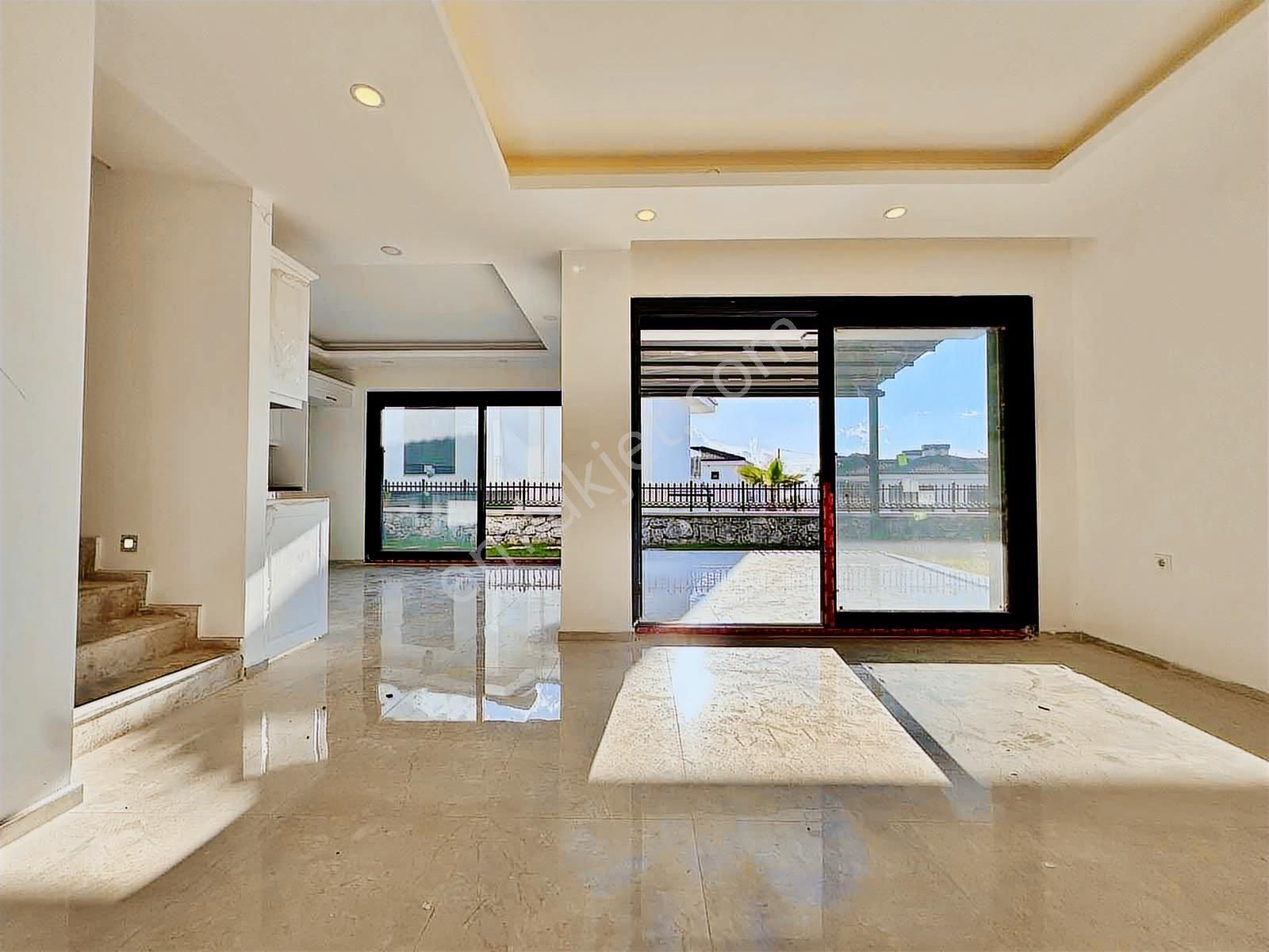 Kuşadası'nda 7/24 Güvenlikli Havuzlu Sitede Satılık 3+1 Villa - Görsel 13