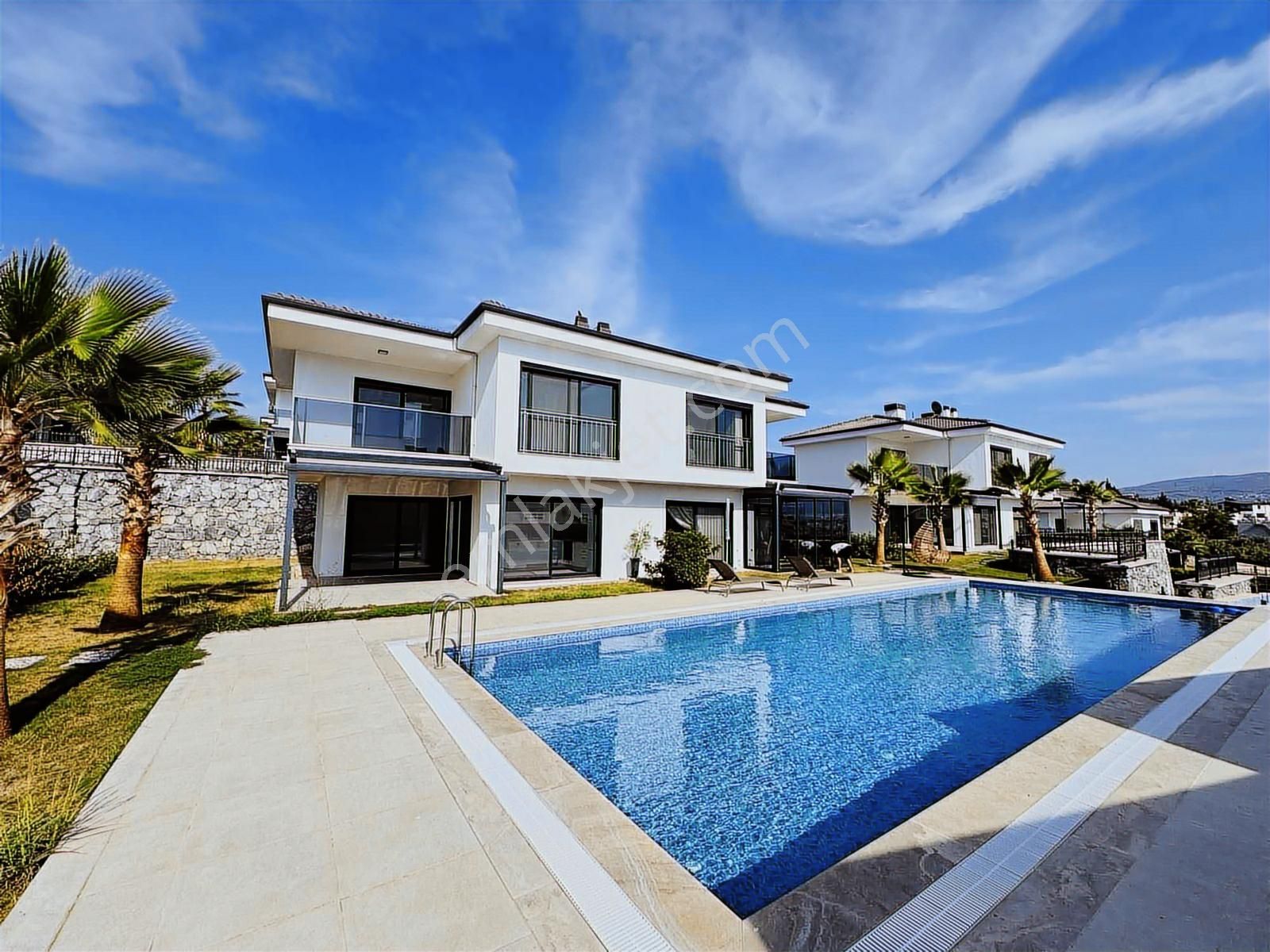 Kuşadası'nda 7/24 Güvenlikli Havuzlu Sitede Satılık 3+1 Villa - Görsel 3