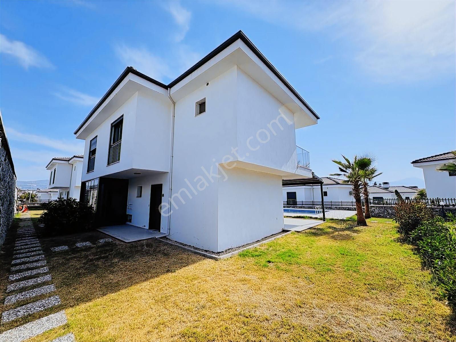Kuşadası'nda 7/24 Güvenlikli Havuzlu Sitede Satılık 3+1 Villa - Görsel 2