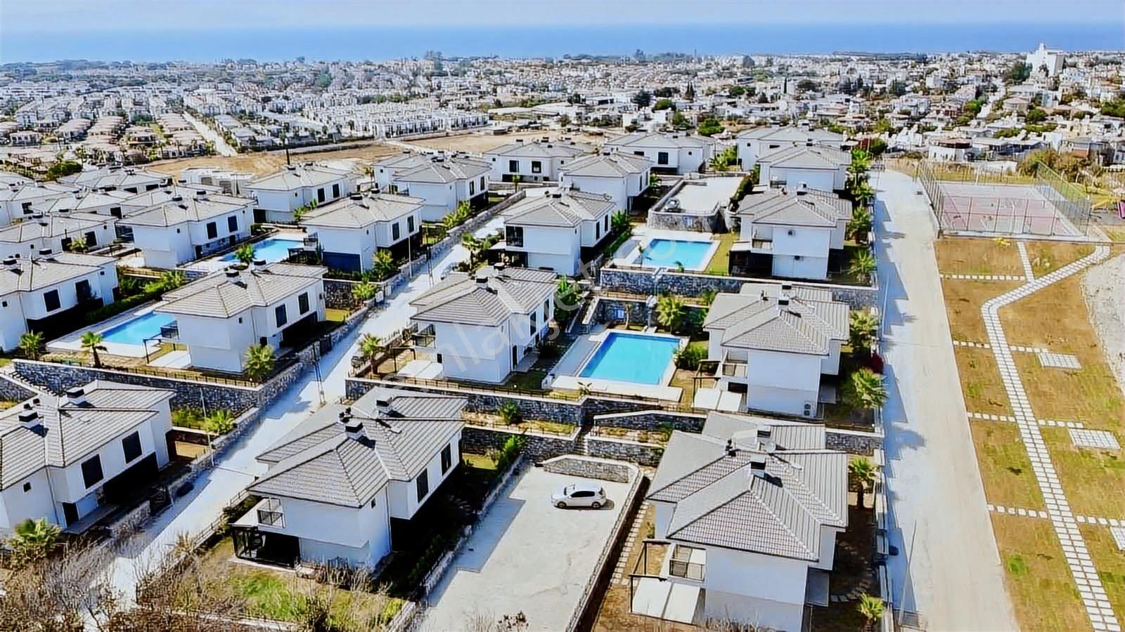 Kuşadası'nda 7/24 Güvenlikli Havuzlu Sitede Satılık 3+1 Villa - Görsel 8