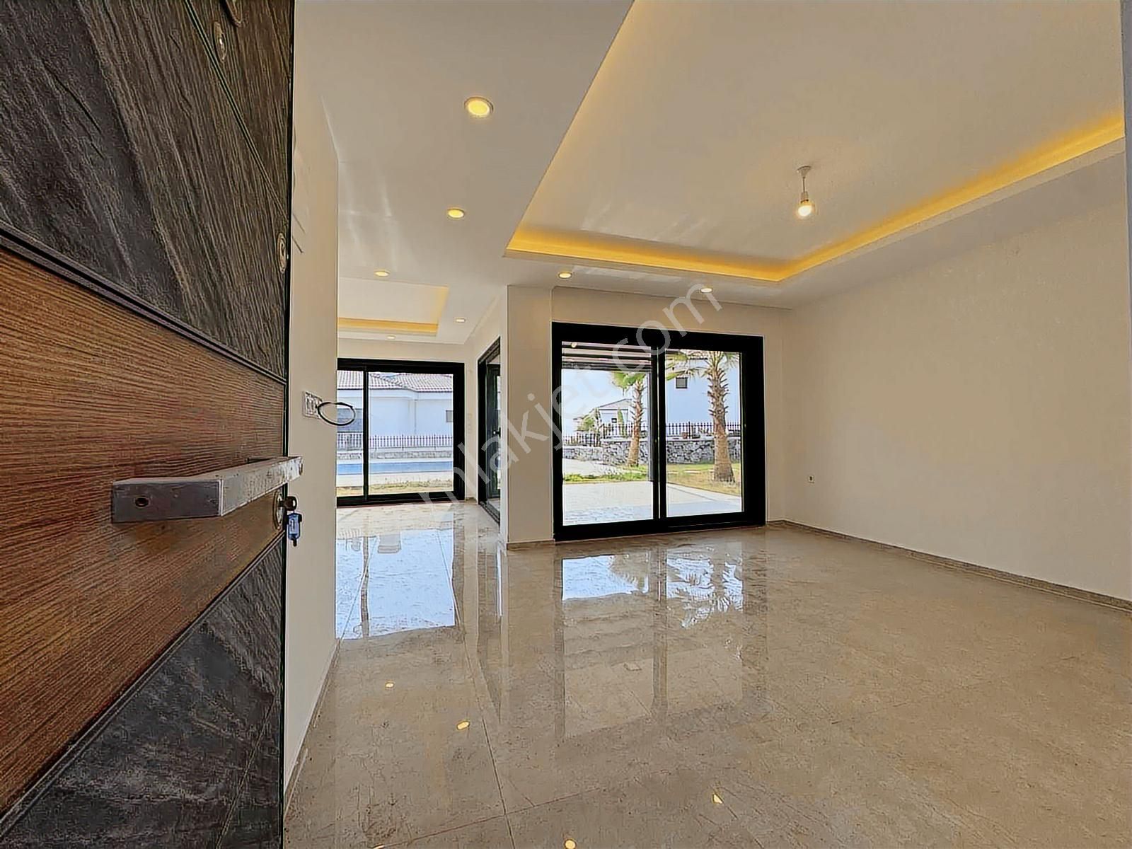 Kuşadası'nda 7/24 Güvenlikli Havuzlu Sitede Satılık 3+1 Villa - Görsel 17