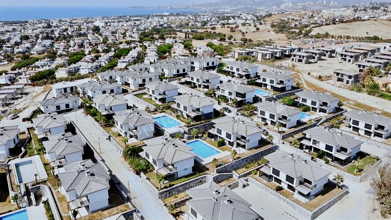 Kuşadası'nda 7/24 Güvenlikli Havuzlu Sitede Satılık 3+1 Villa - Görsel 30