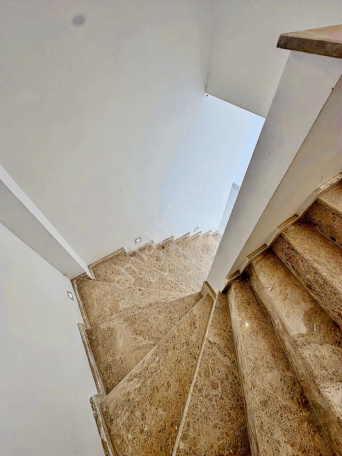 Kuşadası'nda 7/24 Güvenlikli Havuzlu Sitede Satılık 3+1 Villa - Görsel 25