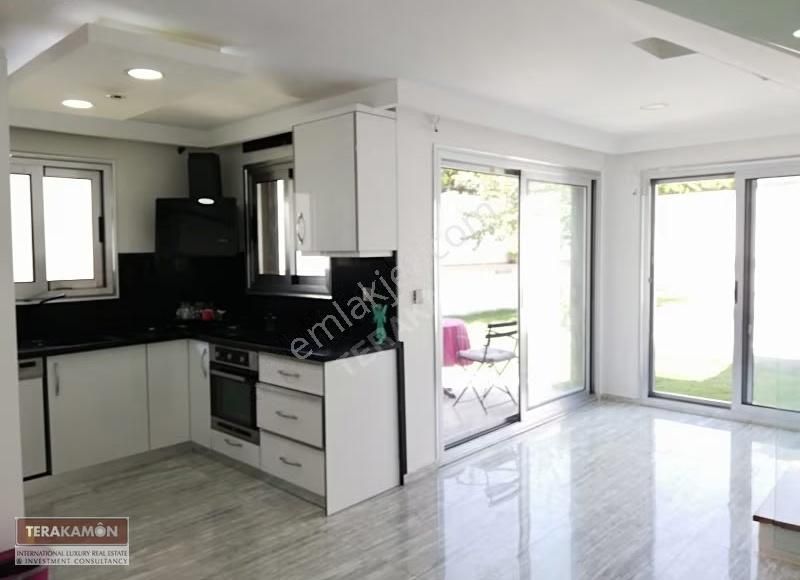 Alaçatı Çamlık Yol Havuzlu Geniş Bahçeli 4+2 Tripleks Villa - Görsel 21