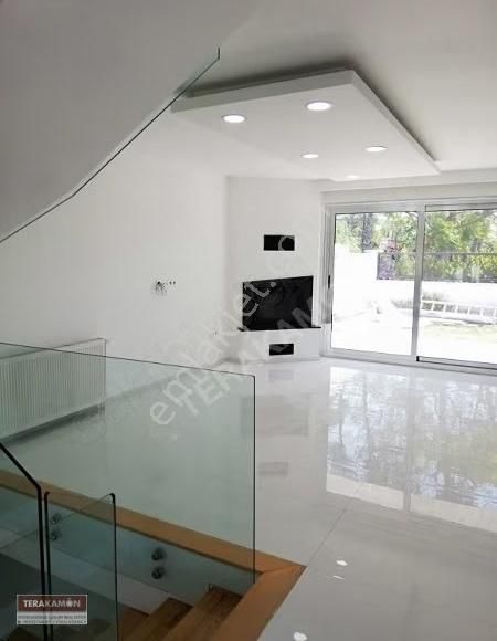 Alaçatı Çamlık Yol Havuzlu Geniş Bahçeli 4+2 Tripleks Villa - Görsel 3
