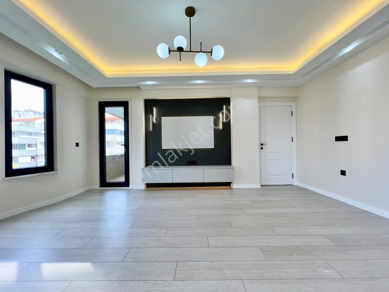 ꧁ay Emlaktan꧂ Akçay'da İçi Komple Yenilenmiş Şık Tasarımlı Ebeveyn Banyolu Öncephe Satılık 3+1daire - Görsel 2