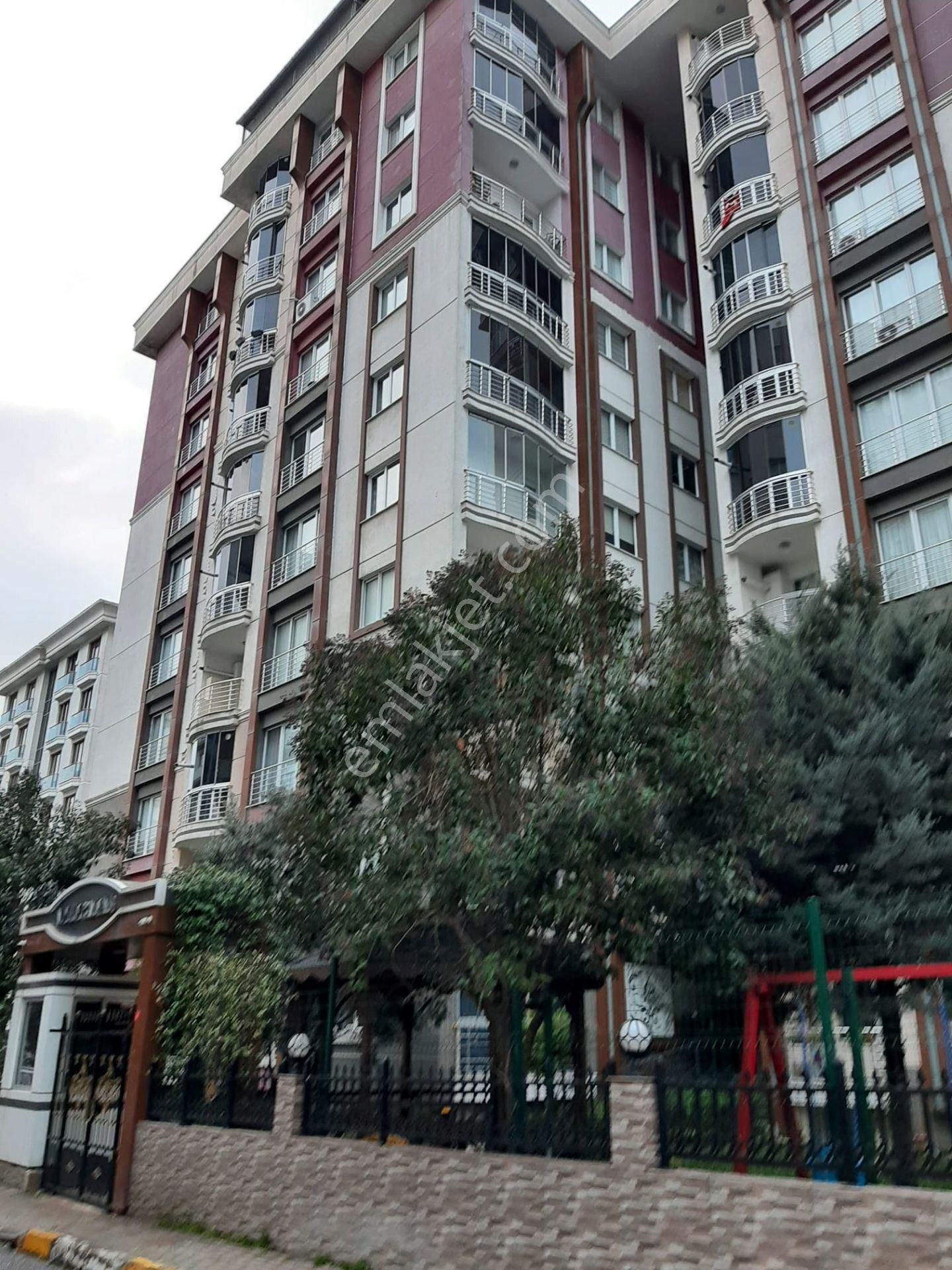 Beylikdüzü Beykent Adnan Kahveci'de Metrobüse Yakın 4+1 200 M2 Satılık Daire