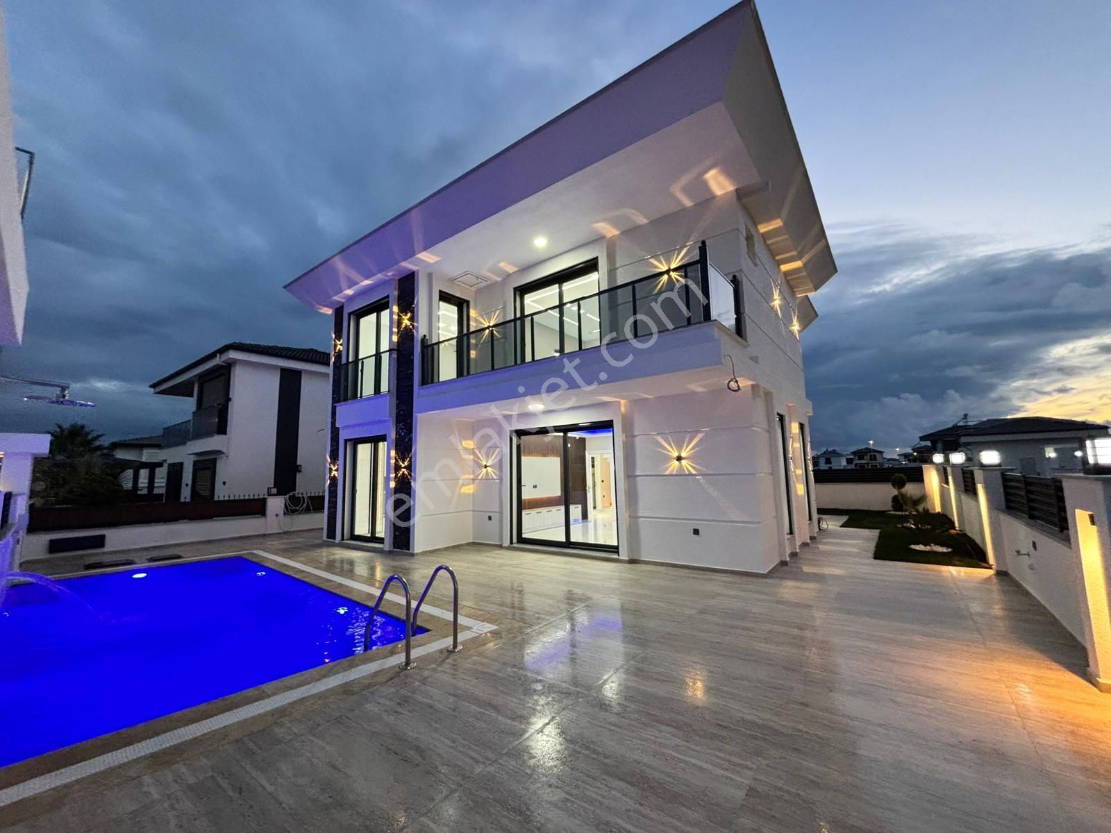 Efeler’de 300 M² Arsa İçinde Ultra Lüks 4+1 Özel Havuzlu Villa