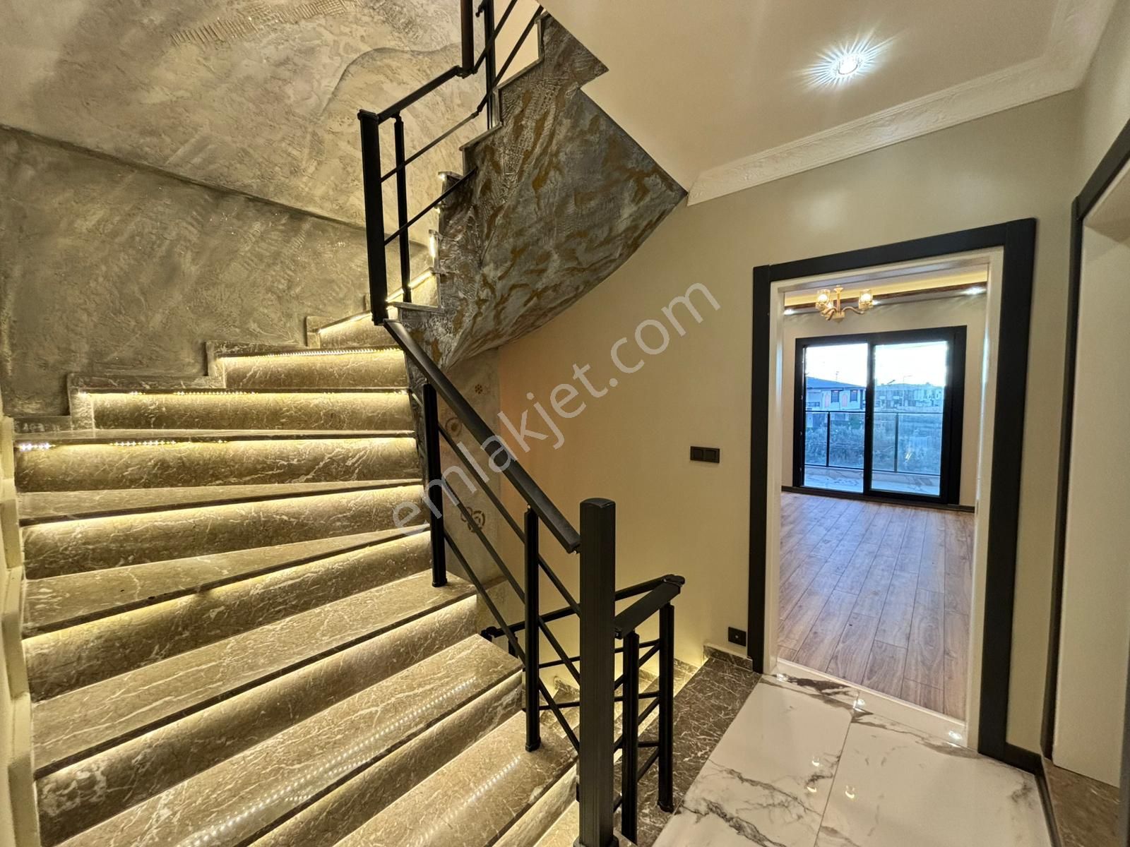 Hisarda Muhteşem 4+1 Villa - Görsel 14