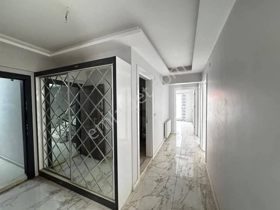 100 M² Genişlik! 3 Katlı Binanın En Güzel Katı, Seramik Zeminli Lüks 2+1 - Görsel 2