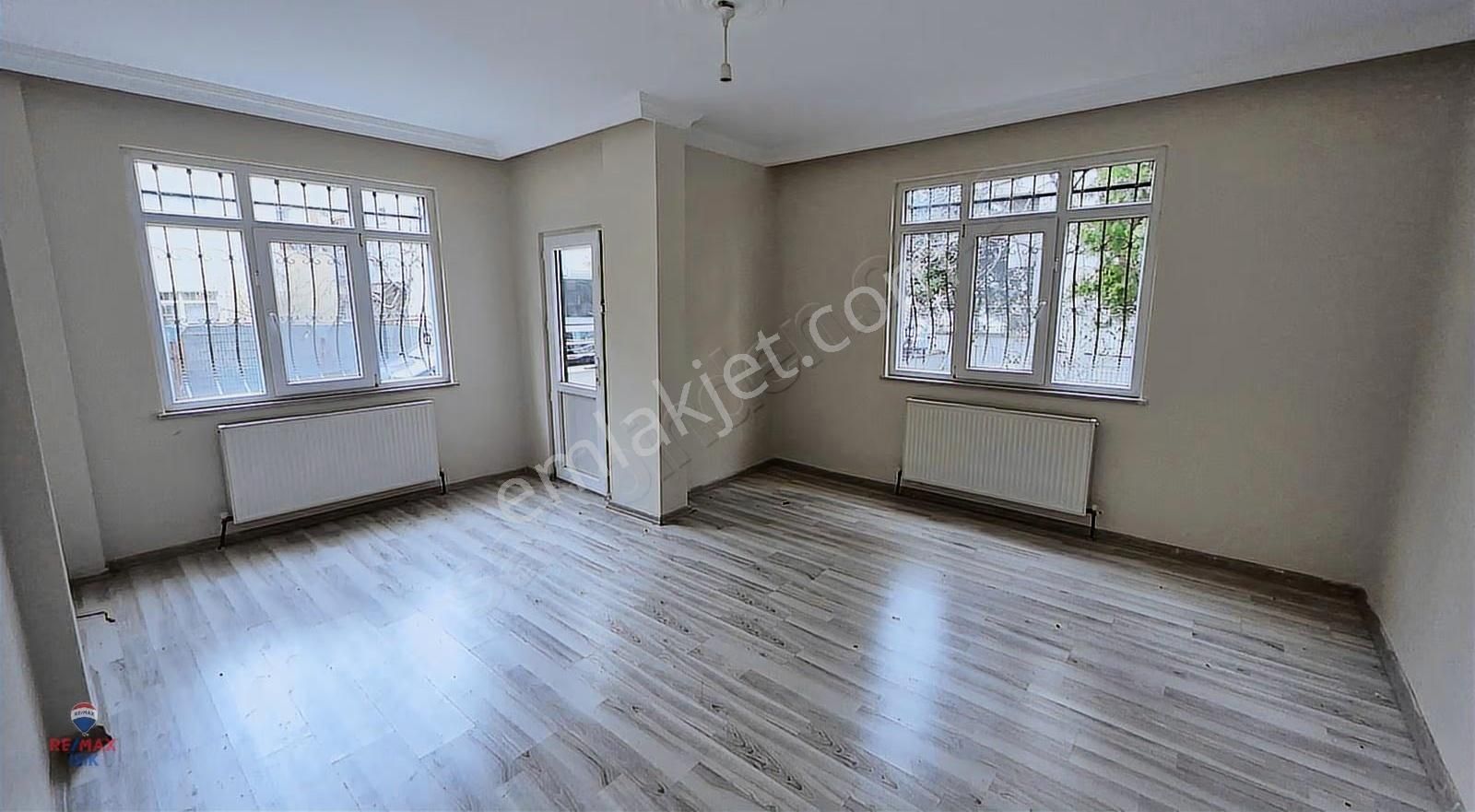 Cadde Üzerinde, İskanlı Geniş 2+1 Daire