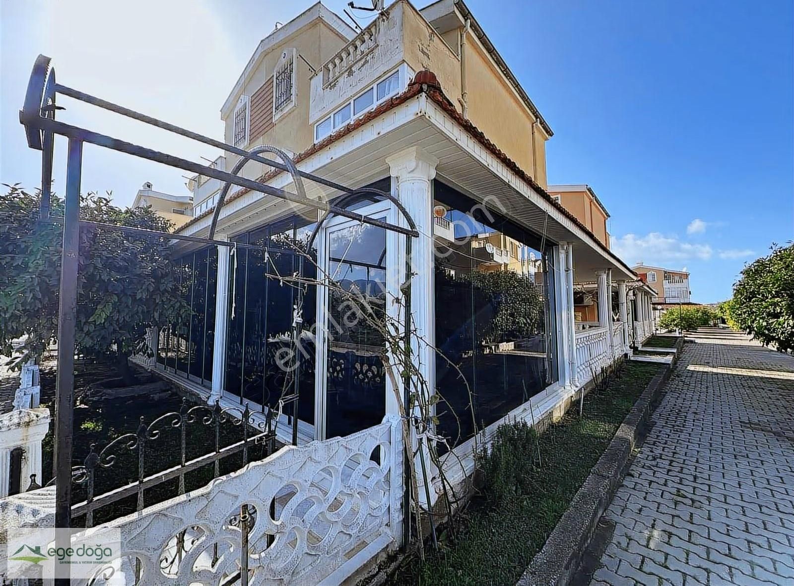 Kuşadası Davutlar Sahil Eşyalı 4+1 Havuzlu Satılık Yazlık